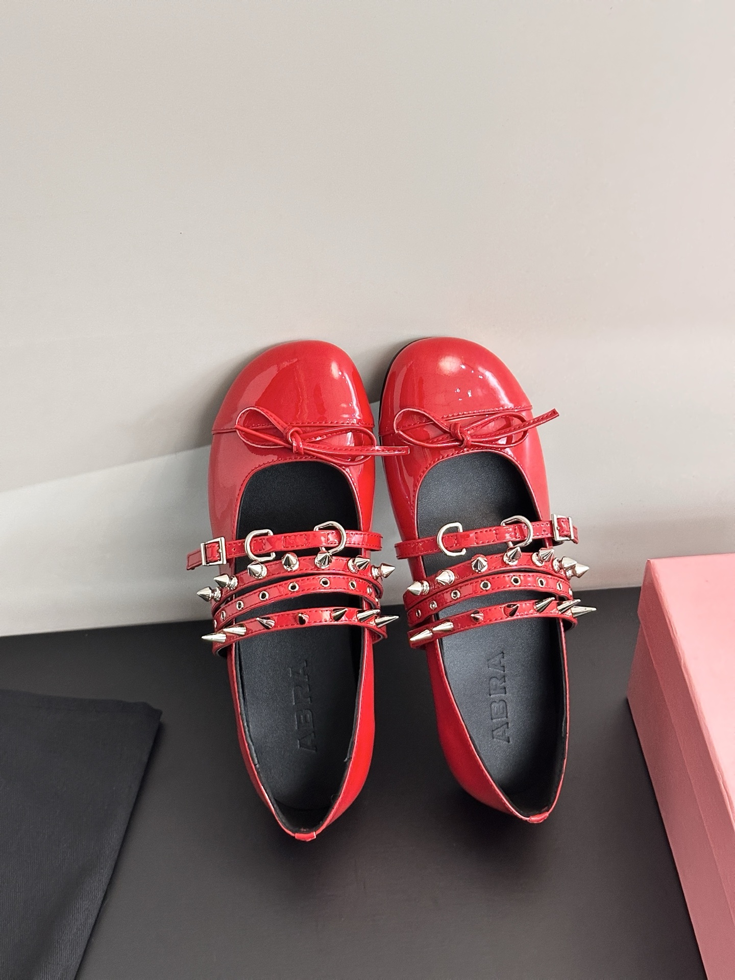 Stylish Spring Ballerina OOTD in Abra, Spain: Sweet and Punk Shoes Highlighted - 图片 3