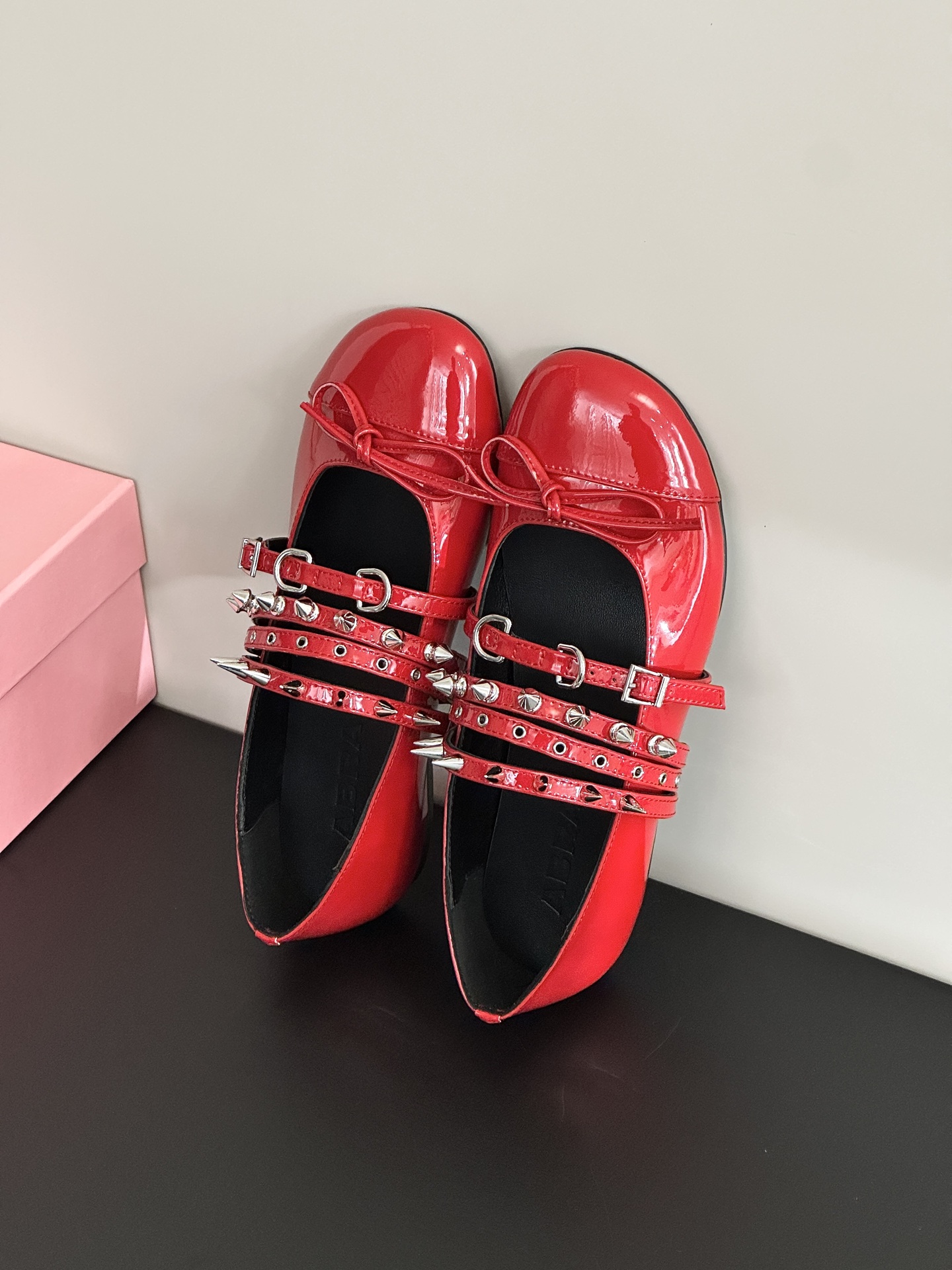 Stylish Spring Ballerina OOTD in Abra, Spain: Sweet and Punk Shoes Highlighted - 图片 9
