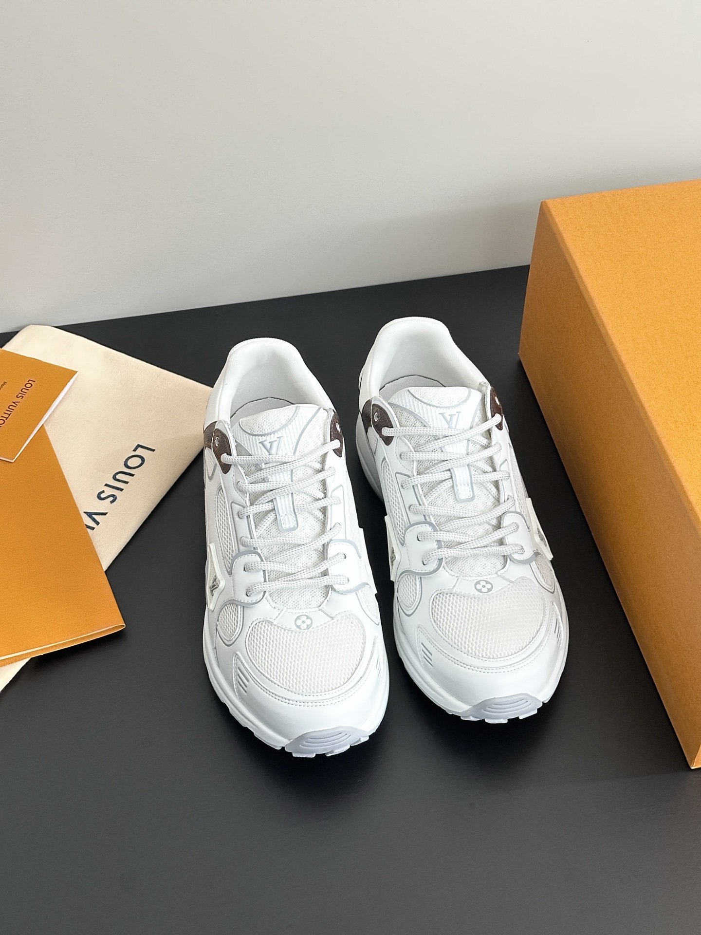 NO:264390,New spring and summer series of blue sneakers and sneakers, hard products are new, full of high-end feel!  A popular model from domestic and foreign bloggers, retro and fashionable, beautiful!  Official website main model★ Upper material top layer cowhide, shoe material high-density imported mesh fabric, sole material original open mold double color TPU combination sole, shoe size purchase, women's 35-39 (40 customization, no return and exchange) Men's 39-44 (45 customization, no return and exchange), casual shoes/sports, sneakers, cowhide19860909春夏新款系列蓝球鞋运动鞋 硬货上新 高级感十足！国内外博主刷爆的一款,复古又时髦上脚美炸了！官网主推款★ 鞋面材质头层牛皮 鞋里材质高密度进口网布 鞋底材质原版开模双色TPU组合大底 鞋码选购女35-39 (40定制不退换) 男39-44（45定制不退换）,休闲鞋/运动鞋,sneakers,cowhide,Women's Shoes