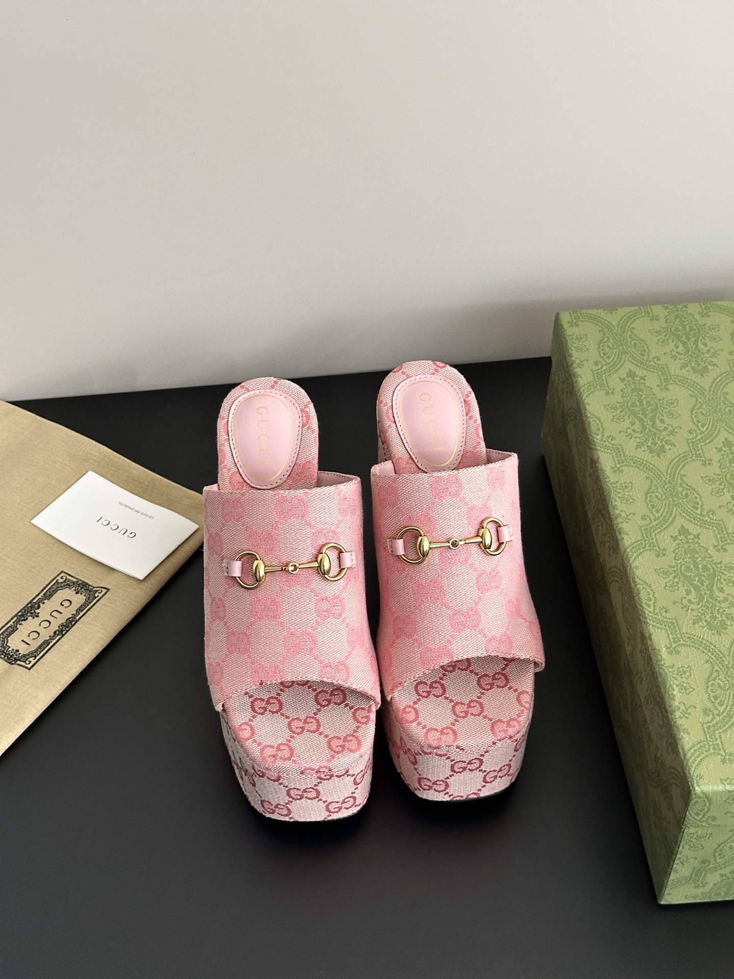 NO:264387,Hemp rope bottom heels water platform street buckle slippers. The original one-to-one replica of the counter without pressure, heavy industry version, reject fake low goods at a glance. Original last, debugging N times, this one is absolutely Vintage retro flavor. Upper material is top layer cowhide/original old-fashioned fabric. Sheepskin footbed. Sole material is genuine leather outsole/rubber sole [front water platform 5.5CM, heel height 11.5CM] Shoe size purchase for women 35-39 (40.41 customization, no return or exchange), high heels, slippers, cowhide, sheepskin, Leather soles19860909麻绳底坡跟水台马街扣拖鞋 原版一比一复刻进出专柜无压力,重工版,拒绝一眼假low货 原版楦型,调试N次、这款上脚绝对Vintage复古风味十足 鞋面材质头层牛皮/原版老花布料 鞋里材质羊皮垫脚 鞋底材质真皮大底/橡胶底【前水台5.5CM 后跟高11.5CM】 鞋码选购女35-39 (40.41定制不退换),高跟鞋拖鞋,high heels,slippers,cowhide,sheepskin,Leather soles,Women's Shoes