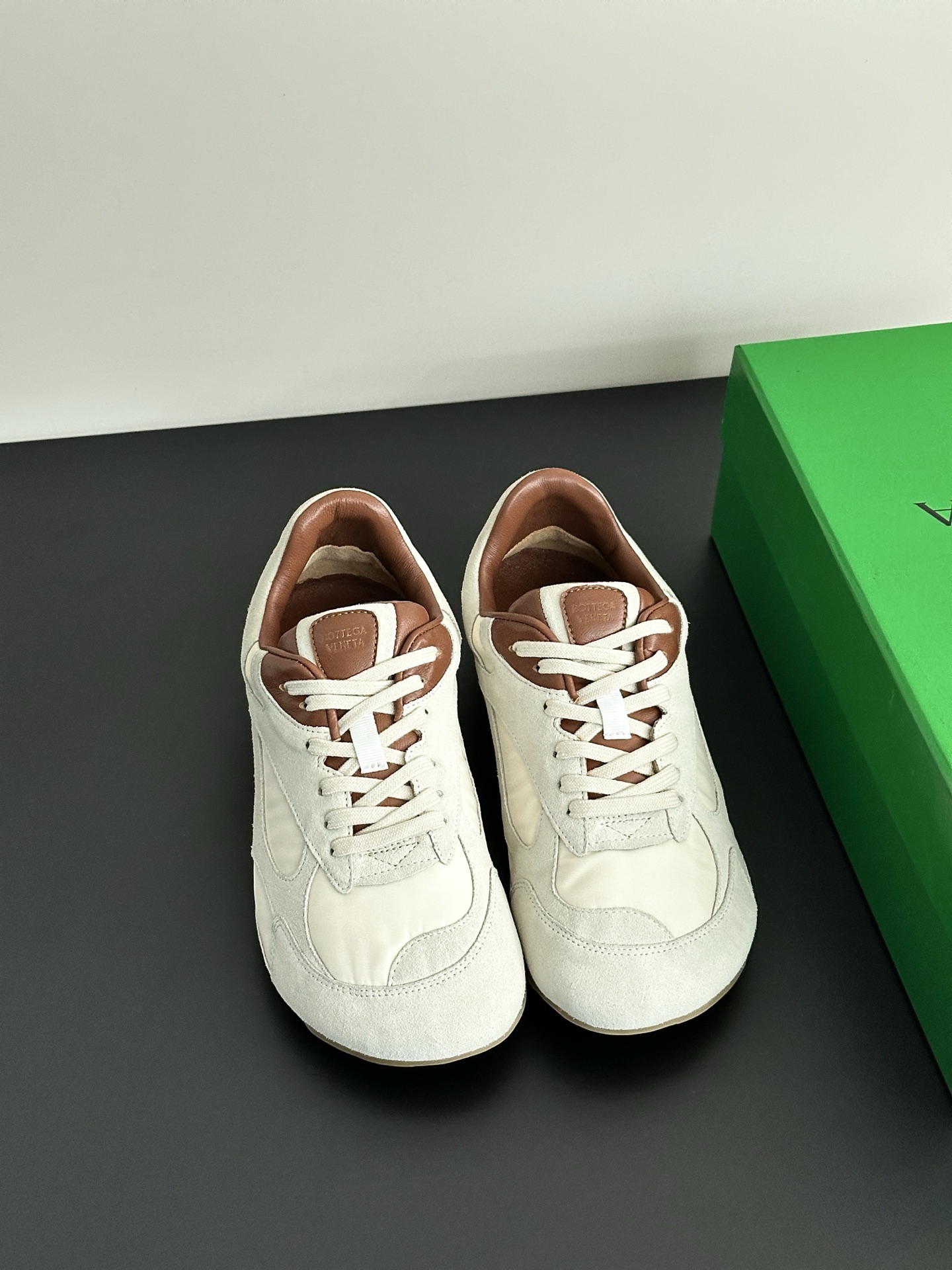 NO:264401,Retro Forrest Gump sneakers, new neutral sneakers Orbit series, while ensuring casual comfort, there is no shortage of fine sculpting of the styling design. The selected space cloth fabric echoes the brand's iconic Intreccio elements, so as to achieve a light feel of the foot and bring a new interpretation with a sophisticated and avant-garde design. Paying tribute to the personality style in the collision of functions and silhouettes, creating a style that never goes out of date. Dynamics