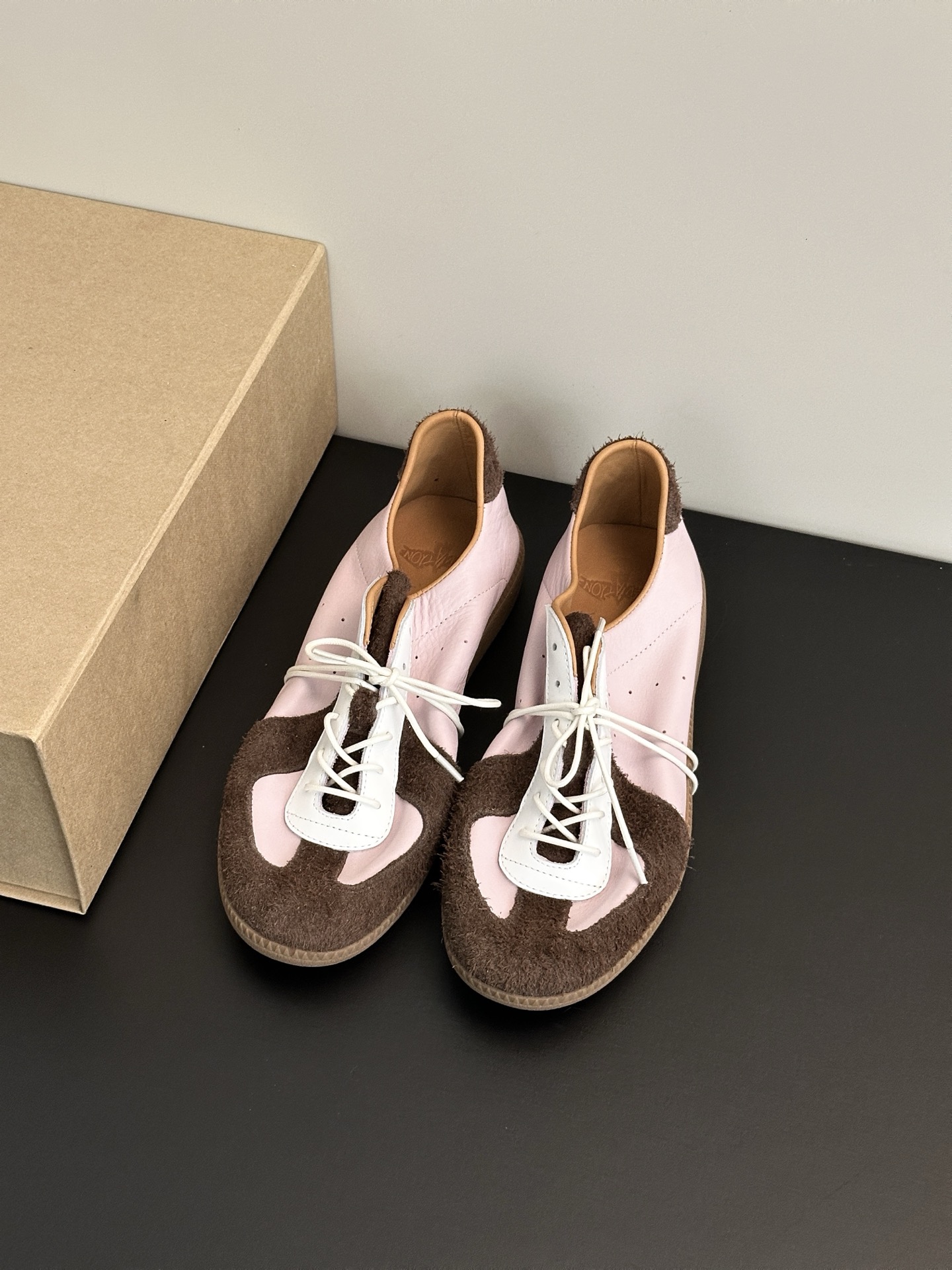 NO:264404,Korean niche brand, early spring new moral training series, integrates popular trend elements to form a new visual feeling, making people look familiar and unfamiliar!  Brand new/super soft-de-soft, water-dyed cowhide   retro reverse velvet cowhide!  Match it to create a different feeling!  Upper material is made of water-dyed cowhide   reverse velvet cowhide. Shoes are made of breathable sheepskin, insoles are made of water-dyed cowhide. Sole material is made of rubber original molded sole. Shoe size is selected for women's model 35-40. Men's model 39-45. [Female 40. Men's model 45. Customized] Factory first-time yuan for men's model 40. Casual shoes/sports shoes, sneakers, cowhide, sheepskin19860909韩国小众品牌 早春新品德训系列 整合热门潮流元素,形成全新的视觉观感,让人看起来熟悉又陌生！ 全新/超软-德训,水染牛皮 复古反绒牛皮！搭配出不一样的感觉！ 鞋面材质头层水染牛皮 反绒牛皮 鞋里材质透气羊皮,鞋垫水染牛皮 鞋底材质橡胶原版开模大底 鞋码选购女款35-40 男款39-45【女40男45定制】 工厂首发元男款40元,休闲鞋/运动鞋,sneakers,cowhide,sheepskin,Women's Shoes