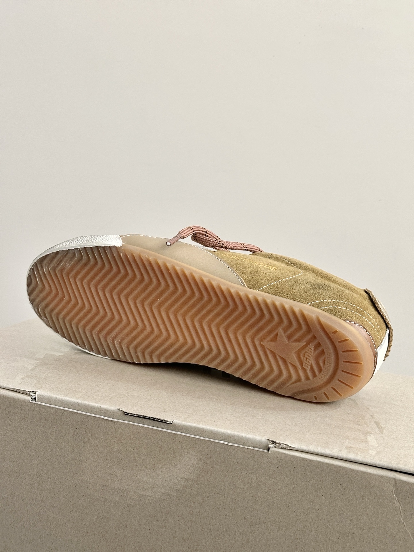 Golden Goose True Star: Retro Style with Modern Twist in Sneakers - 图片 9