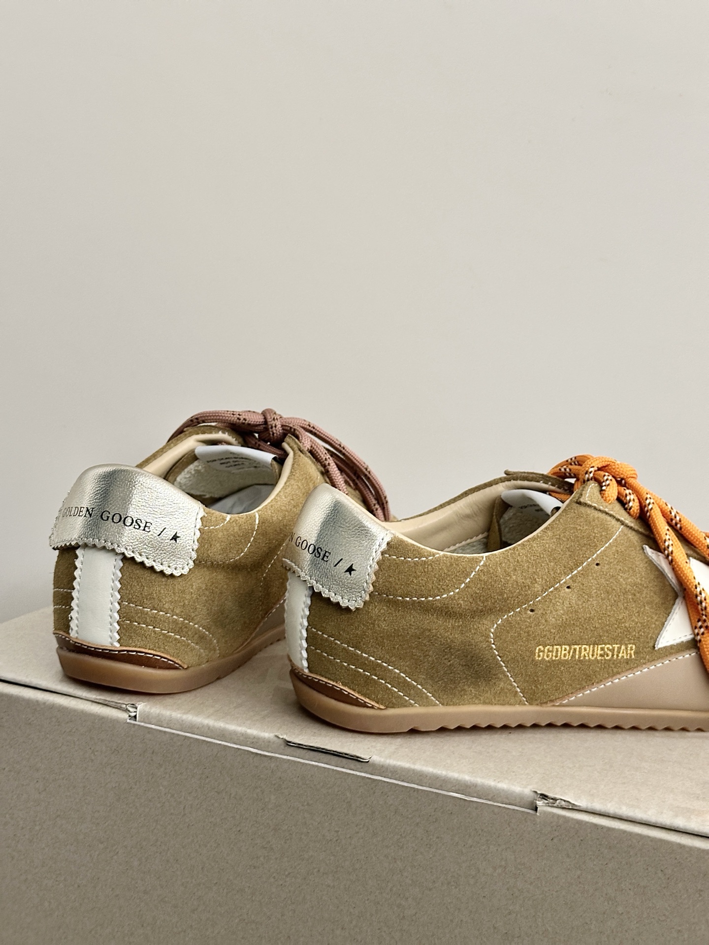 Golden Goose True Star: Retro Style with Modern Twist in Sneakers - 图片 8