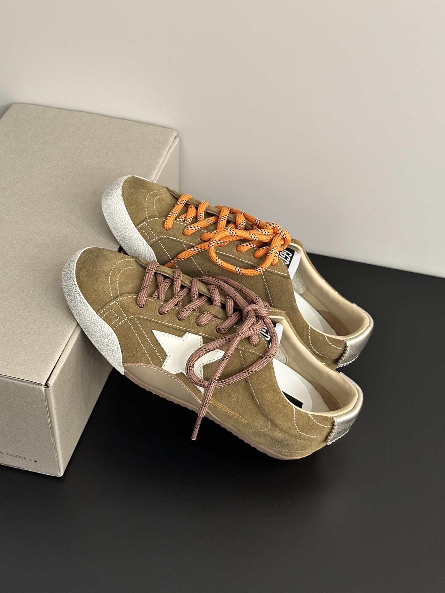 Golden Goose True Star: Retro Style with Modern Twist in Sneakers - 图片 3