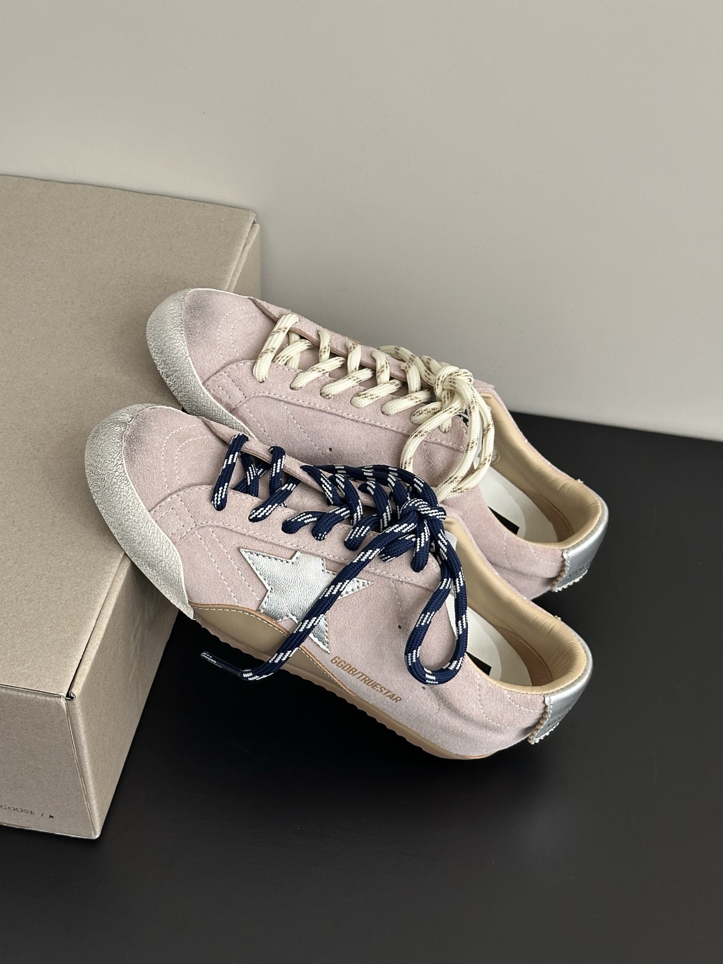 Golden Goose True Star: Retro Style and Performance with Unique Design - 图片 3