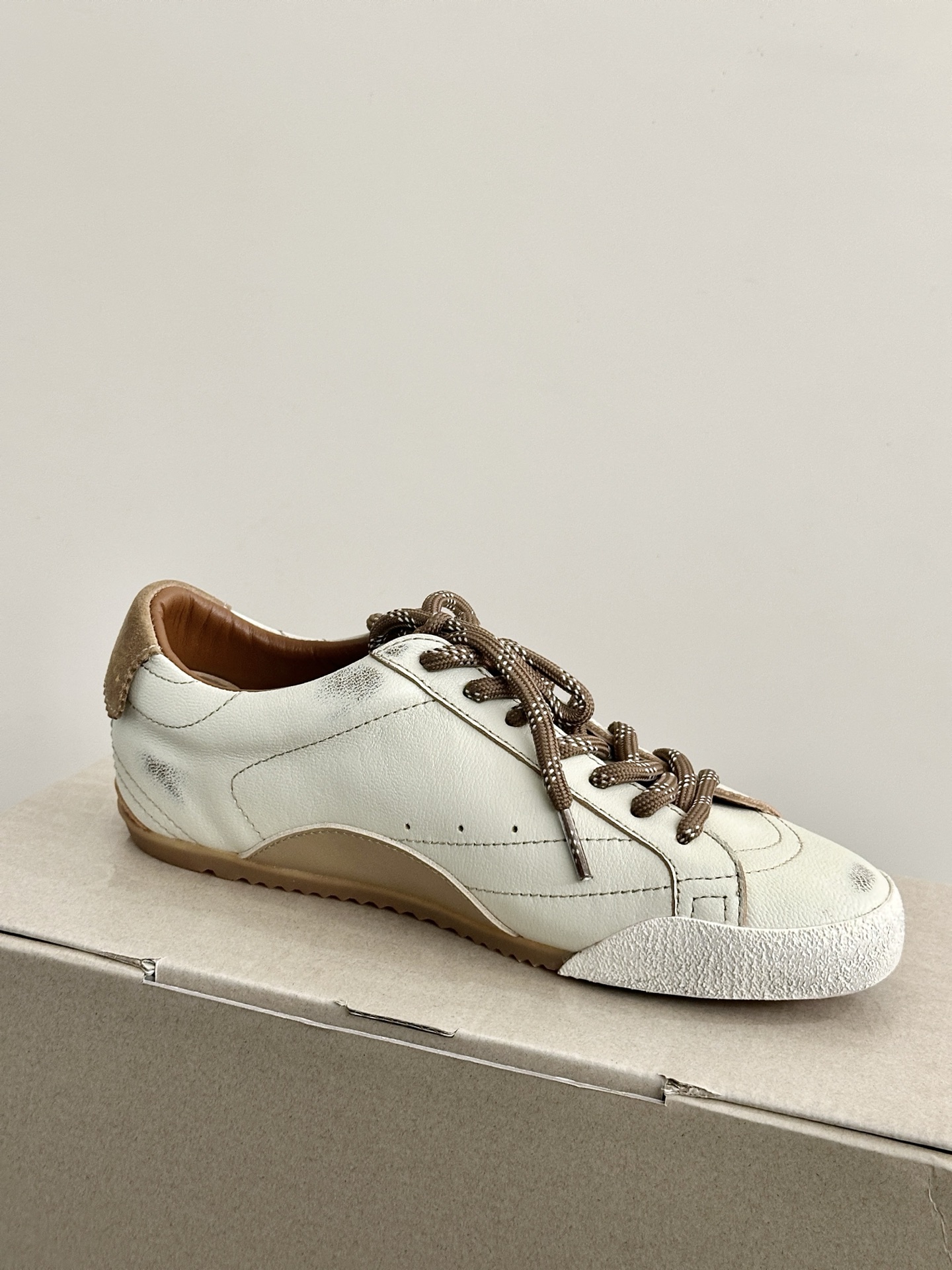 Golden Goose True Star: Retro Style with Modern Twist in Sneaker Design - 图片 7