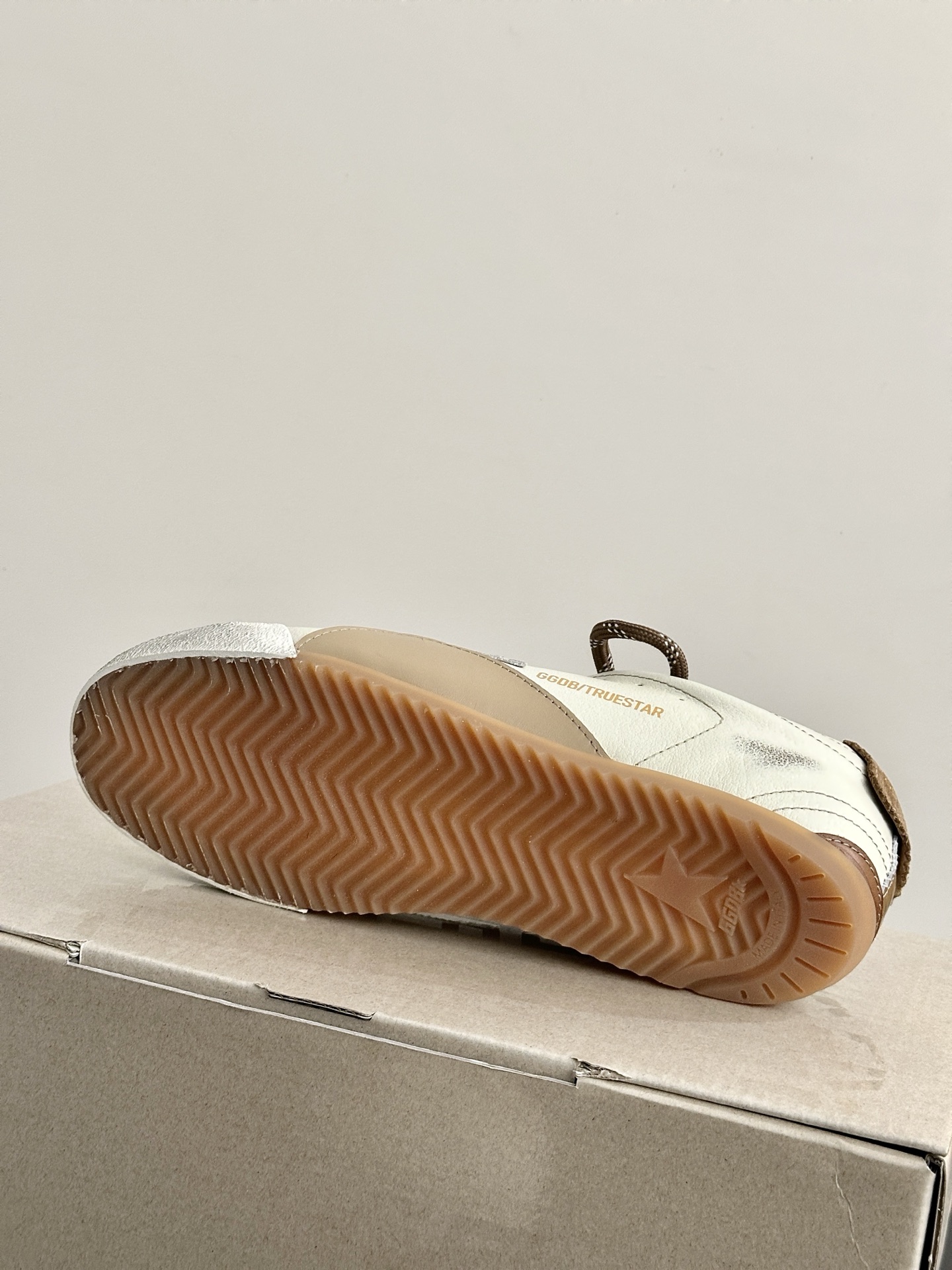 Golden Goose True Star: Retro Style with Modern Twist in Sneaker Design - 图片 9