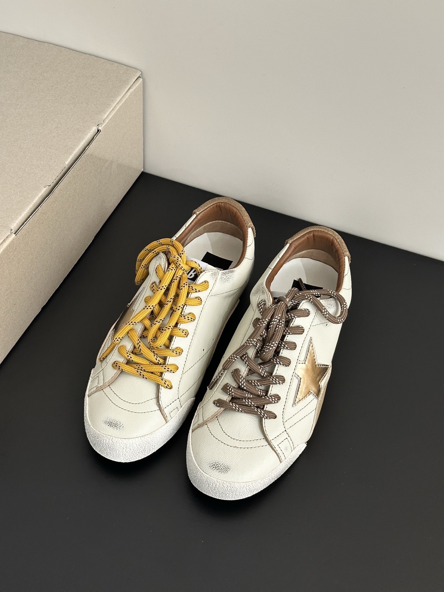 NO:266429,Little dirty shoes. It has returned with another low-top shoe, filling the gap in the brand's products in low-top fashion!  Called the True Star, the shoe is derived from the running culture tradition of the 1960s, bringing retro style and timeless performance back to the track. The shoe is a reinterpretation of the brand's classic Super-Star shoe shape. Its upper is made of soft suede and leather, with toe guards, leather star logo on the side, and leather patches on the heel. Square-effect toe, foldable heel pull-up, and exposed zigzag stitching on the heel are designed to reflect dynamics and variations.  The characteristic of this sneaker is that it is matched with long and asymmetrical hiking style shoelaces at both ends and soft leather lining. The front end of the sole looks clean and tidy, but the midsole and outsole part show a texture wear effect. Following the brand's established design direction, these materials have been deliberately used. The golden goose star logo on each shoe remains unchanged. The upper material is original cowhide leather. The shoe inside is sheepskin. The sole is original wear-resistant rubber non-slip sole. Shoe size is 35-39 (40 customization is not returned or exchanged), casual shoes/sports shoes, sneakers, cowhide, sheepskin, gold.19860909小脏鞋 带着另一款低帮鞋回归了,填补了该品牌产品在低帮潮流方面的空白！这款鞋被称为“True Star（真星）”,它源于20世纪60年代的跑步文化传统,将复古风格和永恒的性能带回了跑道. 这款鞋是对该品牌经典的Super-Star（超级明星）鞋型的重新诠释.它的鞋面采用柔软的绒面革和皮革材质,配有鞋头护边,鞋侧有皮革星星标志,鞋后跟处还有皮革贴片.方形效果的鞋头、可折叠的鞋跟拉环,以及鞋跟处外露的锯齿形缝线,这些设计都是为了体现动感和变化. 这款运动鞋的特色在于搭配了两端较长且不对称的徒步风格鞋带、柔软的皮革内衬,鞋底前端看起来干净整洁,但中底和外底部分却呈现出纹理磨损的效果.遵循该品牌既定的设计方向,这些材料都经过了刻意做旧处理.每只鞋上的黄金鹅星星标志则保持不变 鞋面材质原版牛皮 鞋里材质羊皮 鞋底材质原版耐磨橡胶防滑大底 鞋码选购35-39（40定制不退换）,休闲鞋/运动鞋,sneakers,cowhide,sheepskin,gold,Women's Shoes