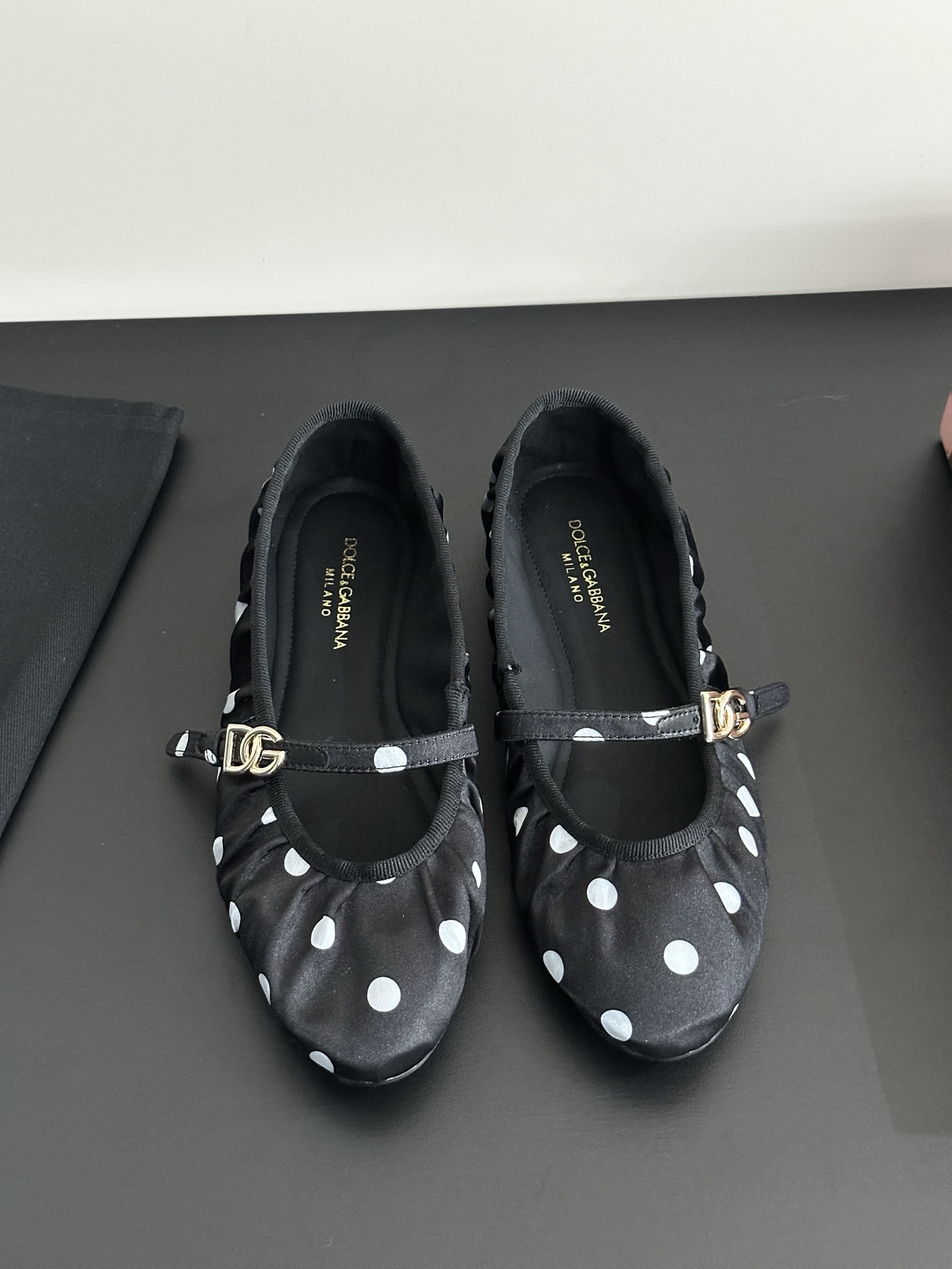 NO:416611,& New polka dot ballet shoes are elegant in everyday style. DG is based on classic shoe shapes and incorporates ballet elements. The upper is made of satin texture, with smooth lines and soft temperament, which is both comfortable and long legs!  Upper material is original cowhide, silk satin, shoe material is original imported silk, sheepskin, sole material is original genuine leather sole, shoe size is 35-42 (35.42 custom made without return or exchange), ballet shoes, cowhide, sheepskin, real silk, silk fabric, Leather soles19860909&新款波点芭蕾鞋穿出日常优雅风 DG以经典鞋型为基础,融入芭蕾元素,鞋面采用绸缎质感材质,线条流畅又自带柔美气质,既舒适又显腿长！ 鞋面材质原版牛皮、真丝绸缎 鞋里材质原版进口真丝、羊皮 鞋底材质原版真皮大底 鞋码选购35-42（35.42定制不退换）,芭蕾舞鞋,cowhide,sheepskin,real silk,silk fabric,Leather soles,Women's Shoes