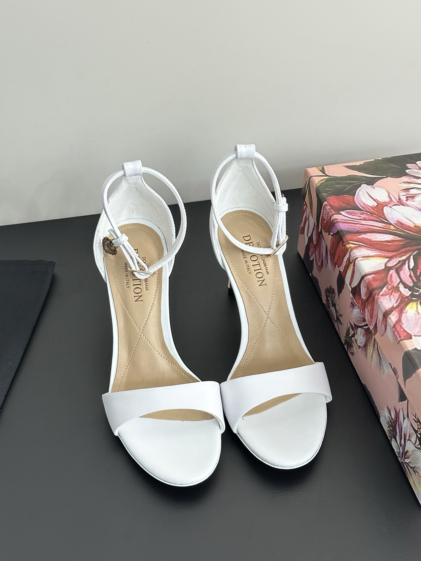 NO:266426,&Classic high heels present a gentle and shining texture!  The soft feet feel and the pressure to wear it on the shopping!  It is a must-have sexy high-heeled single shoe for every girl. The upper material is original cowhide. The shoe inside material is sheepskin. The sole is original genuine leather·outsole [7cm] Shoe size purchase 35-39 (40·41·42 custom-made without return and exchange), high heels, sandals, high heels, cowhide, sheepskin19860909&经典款高跟鞋 呈现即温柔又闪耀的质感！脚感柔软穿上逛街压力！它是能让每个女孩必备的性感高跟单鞋 鞋面材质原版牛皮 鞋里材质羊皮 鞋底材质原版真皮·大底【7cm】 鞋码选购35-39（40·41·42定制不退换）,高跟鞋凉鞋,sandals,high heels,cowhide,sheepskin,Women's Shoes