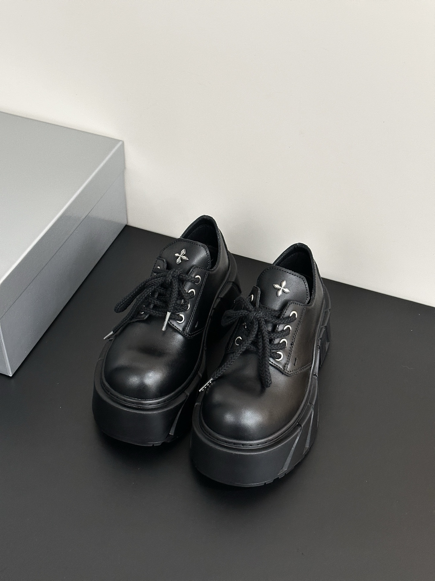 NO:402513,SMFK's new thick-soled shoes create comfortable and textured classic shoes. The original one-to-one mold is opened, the atmospheric shape and the waistline that have been adjusted thousands of times, which is unique and classic. The round toe is particularly thin and thin upper material: top layer cowhide shoes inside material: sheepskin sole material: original wear-resistant rubber sole (8CM) Shoe size selection: 35-40 (40 customization), casual shoes/sports shoes, sneakers, cowhide, sheepskin19860909SMFK新品厚底鞋打造舒适而质感的经典鞋履.原版一比一开模,大气的造型与经千百次调整的腰位线条,独具经典. 圆圆的鞋头特别显腿细鞋面材质:头层牛皮鞋里材质:羊皮鞋底材质:原版耐磨橡胶底（8CM）鞋码选购:35-40（40定制）,休闲鞋/运动鞋,sneakers,cowhide,sheepskin,Women's Shoes