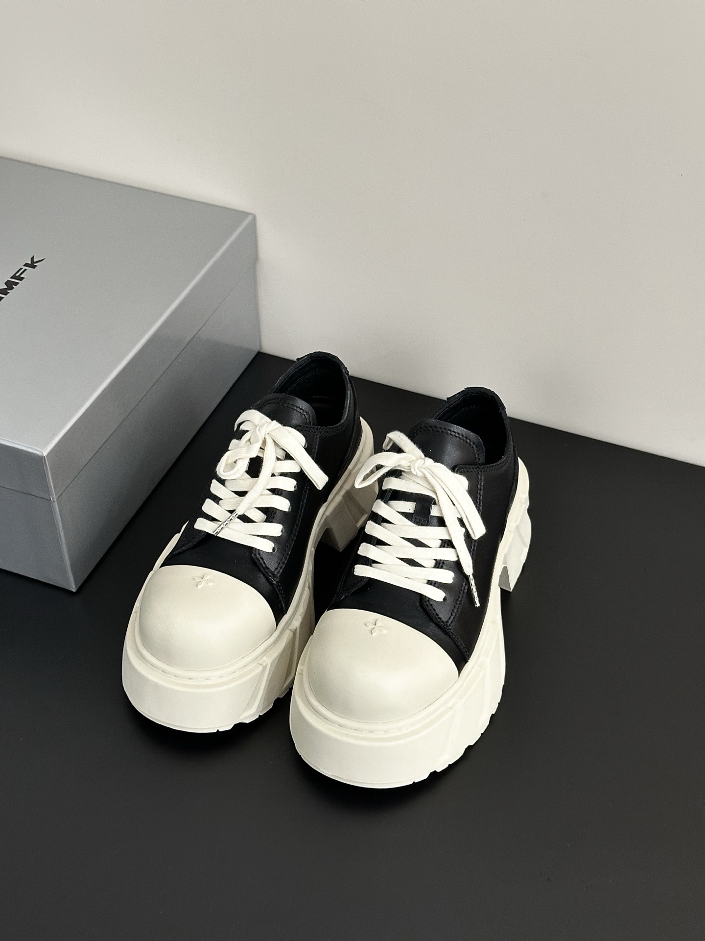 NO:402519,SMFK's new thick-soled shoes create comfortable and textured classic shoes. The original one-to-one mold is opened, the atmospheric shape and the waistline that have been adjusted thousands of times, which is unique and classic. The round toe is particularly thin and thin upper material: top layer cowhide shoes inside material: sheepskin sole material: original wear-resistant rubber sole (6CM) Shoe size selection: 35-40 (40 customization), casual shoes/sports shoes, sneakers, cowhide, sheepskin19860909SMFK新品厚底鞋打造舒适而质感的经典鞋履.原版一比一开模,大气的造型与经千百次调整的腰位线条,独具经典. 圆圆的鞋头特别显腿细鞋面材质:头层牛皮鞋里材质:羊皮鞋底材质:原版耐磨橡胶底（6CM）鞋码选购:35-40（40定制）,休闲鞋/运动鞋,sneakers,cowhide,sheepskin,Women's Shoes