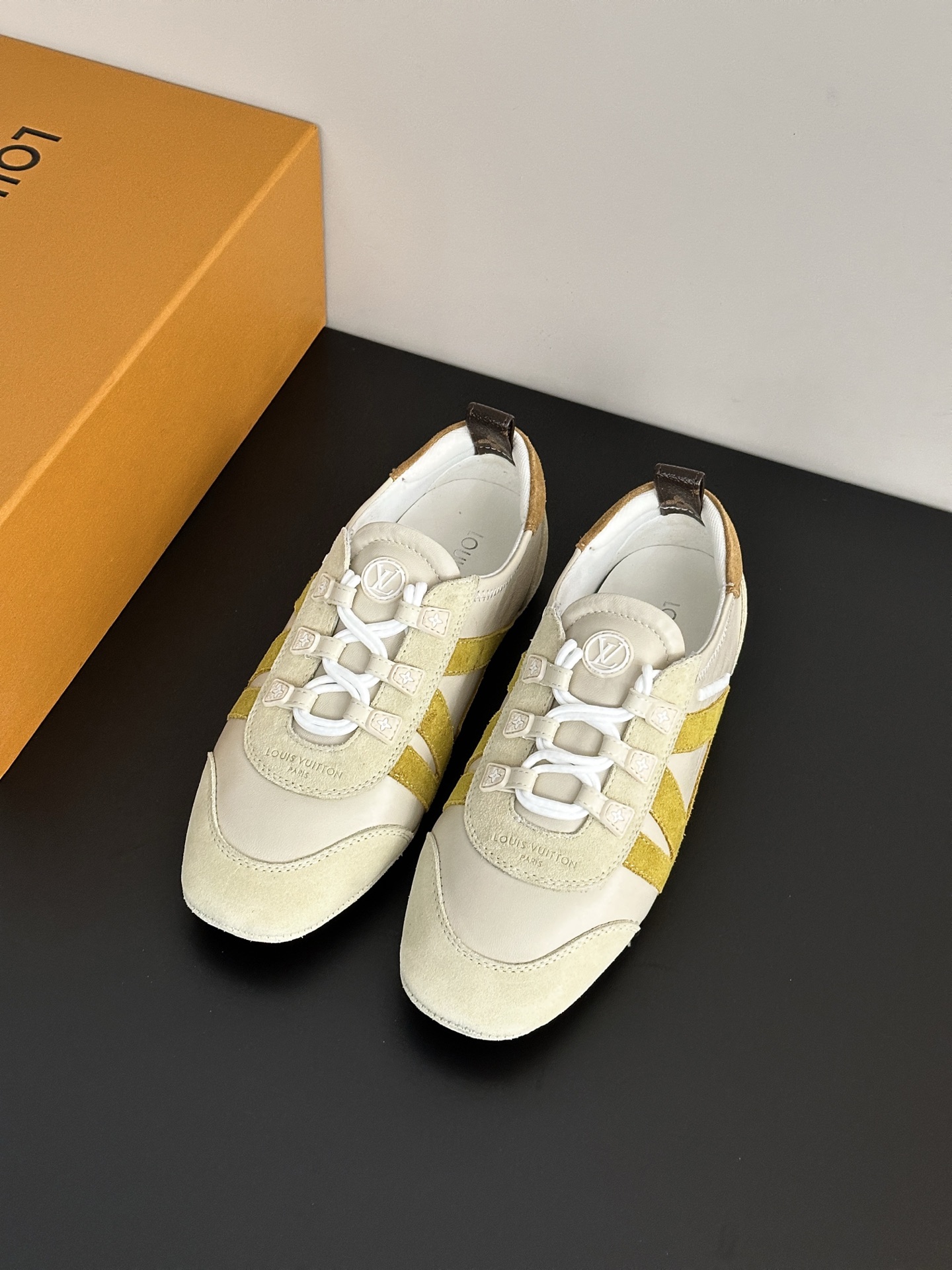 NO:402512,Retro training shoes The newly launched Sneakrina retro training shoes are fashionable and easy to wear, and they make people fall in love with them at a glance!  Analysis of Sneakrina Highlights Light and Comfort TPU Sole is light and soft. Combined with Sacchetto craftsmanship, the shoes will naturally fit with your feet, as flexible and comfortable as ballet shoes, and provide stable support. Mix and match, combining classic Monogram patterns, Monogram canvas and Circle elements, 9 different styles and colors, which look good at any match, and can easily echo the various outfits of LV. DIY fun Sneakrina's materials and design also satisfy my love for DIY!  After customization, you can wear a unique personality whether it is a daily outing or a wedding party. Flight Mode series | Daily versatile, original cowhide, shoe material, sheepskin, sole, original TPU sole, shoe size purchase 35-39 (40 customization, no return or exchange), casual shoes/sports shoes, louis vuitton, sneakers, cowhide, sheepskin19860909复古德训鞋 全新上市的Sneakrina复古德训鞋,时髦又好穿,让人一眼就爱上！ Sneakrina亮点解析 轻盈舒适TPU鞋底轻盈柔软,结合Sacchetto工艺,鞋子会随着脚步自然贴合,像芭蕾鞋一样灵活舒适,同时提供稳定的支撑. 混搭百变结合经典Monogram花纹、Monogram帆布和 Circle元素,9种不同款式和配色,随便搭都好看,能轻松与LV的各类穿搭完美呼应. DIY乐趣Sneakrina的材质和设计,还满足了我爱DIY的乐趣！定制点缀后,无论是日常出街还是婚礼派对,都能穿出独一无二的个性. Flight Mode系列 | 日常百搭 鞋面材质原版牛皮 鞋里材质羊皮 鞋底材质原版TPU鞋底 鞋码选购35-39（40定制不退换）,休闲鞋/运动鞋,louis vuitton,sneakers,cowhide,sheepskin,Women's Shoes