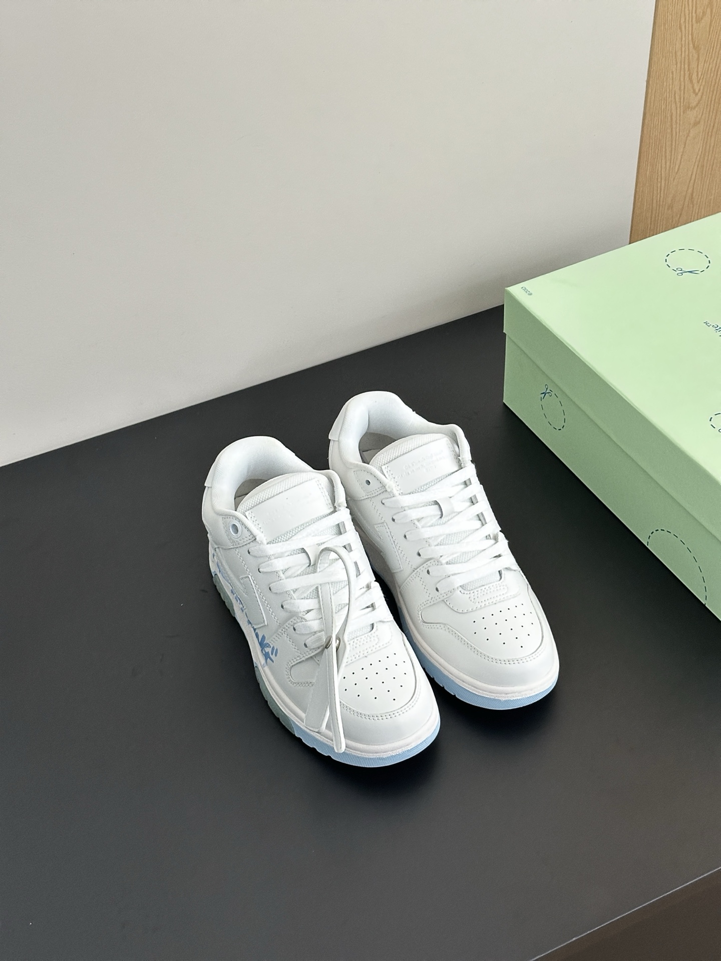 NO:402523,Couple Arrow White Shoes Size 36-45 The latest spring model is released in the market's highest quality version of 'Out of Office' series original mold opening, original cover last, production process 1:1 original OFF GREY WHITE OW More and more celebrities' internet celebrities' choices change in classics and innovate in trends. Fight to get rid of the constraints and throw away the streets. Although the design is not the originator of fashion design, it is definitely a shiny dark horse in pioneering design. It does not go with the flow and is not universal. Fabric top layer cowhide imported skin-friendly environmentally friendly polyester mesh. The foot pad original mold opening high elastic environmentally friendly molding pad Midsole original cover last process. The original mold opening rubber outsole The style is super positive, the color is bright, and the three-dimensional feeling is strong. The official packaging website synchronizes the full set of packaging (brand handbag, brand wrapping paper, certificate of conformity, brand cloth bag men's 10, casual shoes/sports shoes, off  White,sneakers,cowhide19860909情侣款箭头小白鞋 码数36-45 最新春款发布市场最高品质版本“Out of office”系列原版开模,原版套楦,制作工艺1:1原版OFF GREY WHITE OW 越来越多明星网红的不二选择在经典上变化在潮流中创新争脱束缚甩开烂大街的设计虽算不上是时尚设计的鼻祖但绝对是先锋设计中的一匹闪亮黑马不随波逐流不普世之美 面料头层牛皮 里料进口亲肤环保涤纶网布 垫脚原版开模高弹环保成型垫 中底原版套楦工艺制作 大底原版开模橡胶大底 版型超正,色泽鲜明,立体感强 包装官网同步全套包装（品牌手提袋,品牌包纸,合格证,品牌布袋男款10,休闲鞋/运动鞋,off white,sneakers,cowhide,Women's Shoes