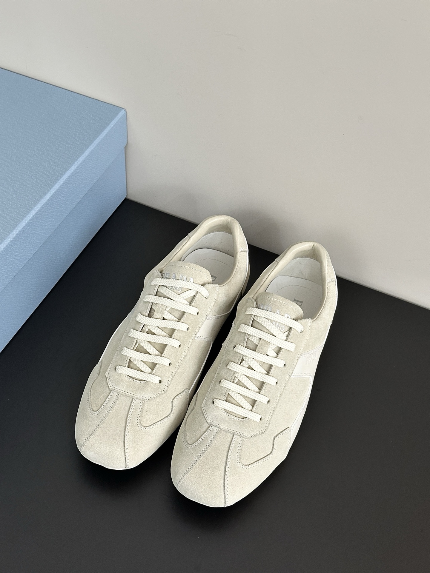 NO:402533,New model for men and women!  A versatile artifact moral training shoes!  Prada sports shoes continue the long-lasting outline and are a new classic item. They are carefully crafted from cowhide leather to enhance the style. The style is light and matched with the 'Prada' logo all seasons. They can be matched with various casual styles. In an era when various styles are full of eyes, the one that can be best accompanied and matched for a long time is casual. The upper material is top layer cowhide/Gao Mercury Niujing Inner material sheepskin large sole material original molded rubber sole optional size 35-40 (40.41 custom made no return) men 38-45 (45 custom made no return and exchange for men, casual shoes/sports shoes, prada, prada, sneakers, cowhide, sheepskin19860909新款德训男女款！百搭神器德训鞋！普拉达运动鞋延续经久不衰的轮廓,是新款经典单品.采用牛皮革精心制作, 提升格调.款式轻盈,搭配“Prada”标志四季皆宜,可与各式休闲造型搭配,在各种风格充斥眼球的时代,最能长久陪伴搭配的 一点一点俘获人心的当属休闲. 鞋面材质头层牛皮/高丝光牛京 内里材质羊皮 大底材质原版开模橡胶底 可选码数女35-40（40.41定做不退换）男38-45（45定做不退换男款,休闲鞋/运动鞋,prada,prada,sneakers,cowhide,sheepskin,Women's Shoes