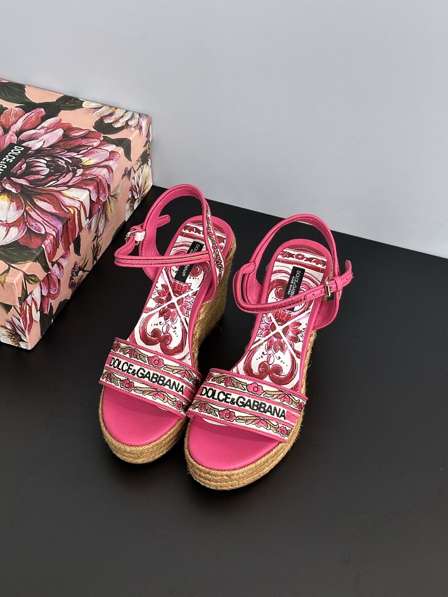 NO:402503,& Heeled Hemp Rope Sandals & Italian romantic aesthetics Dolce Gabbana silk series sandals that collide with classical and modernity, the high-end sense of view, Dolce Gabbana show direct shot, Dolce Gabbana's design always combines classicism and modern style and is creative and romantic. Baroque style Baroque palace style Italian aesthetics The beautiful legend of Sicily The upper material is silk satin, shoe material is sheepskin, sole is original leather outsole [10CM] Shoe size purchase 35-41 (41 customization is not returned or exchanged), sandals, Dolce & Gabbana, sandals, sheepskin, real silk, silk fabric, Leather soles19860909&坡跟水台麻绳底凉鞋 &古典与现代碰撞出的意式浪漫美学杜嘉班纳真丝系列凉鞋线条,看得到的高级感, 杜嘉班纳秀场直击,杜嘉班纳的设计总是结合古典主义与现代风格并具备创意、浪漫 巴洛克风格 巴洛克宫廷风 意式美学西西里美丽的传说 鞋面材质真丝绸缎 鞋里材质羊皮 鞋底材质原版真皮大底【10CM】 鞋码选购35-41（41定制不退换）,凉鞋,Dolce&Gabbana,sandals,sheepskin,real silk,silk fabric,Leather soles,Women's Shoes