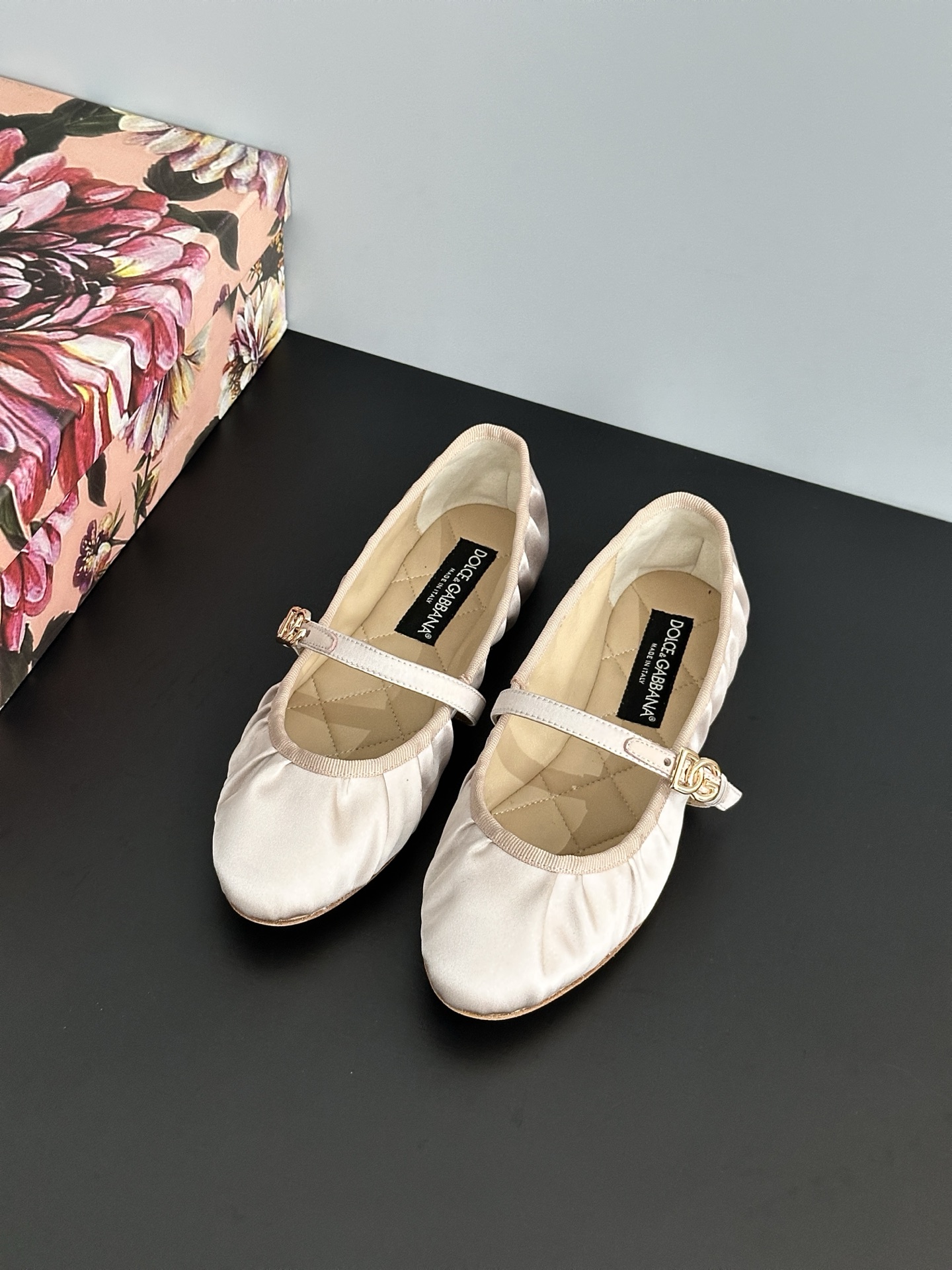 NO:402497,&New polka dot ballet shoes are elegant in everyday style. Based on classic shoe shapes, ballet elements are incorporated. The upper is made of satin texture, with smooth lines and soft temperament, which is both comfortable and long legs!  Upper material is original cowhide, silk satin, shoe material is original imported silk, sheepskin, sole material is original genuine leather sole, shoe size is 35-42 (35.42 custom made without return or exchange), ballet shoes, cowhide, sheepskin, real silk, silk fabric, Leather soles19860909&新款波点芭蕾鞋穿出日常优雅风 以经典鞋型为基础,融入芭蕾元素,鞋面采用绸缎质感材质,线条流畅又自带柔美气质,既舒适又显腿长！ 鞋面材质原版牛皮、真丝绸缎 鞋里材质原版进口真丝、羊皮 鞋底材质原版真皮大底 鞋码选购35-42（35.42定制不退换）,芭蕾舞鞋,cowhide,sheepskin,real silk,silk fabric,Leather soles,Women's Shoes