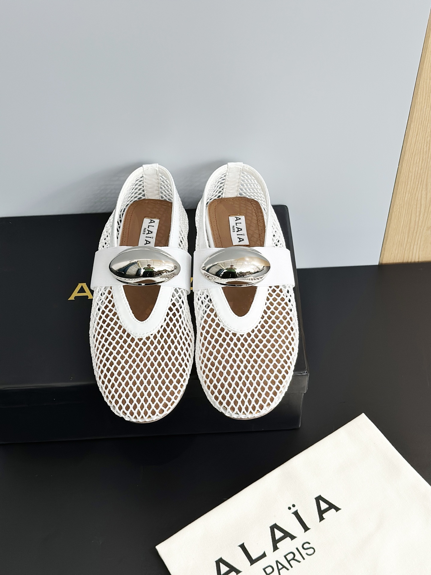 NO:402487,Alaiya ballet shoes, quirky and cute, and addicted to the pit, like philatelic collection, a pair of unsatisfactory, sweet and cool, hollow upper with a delicate and elegant temperament, the brand's elegant rivet style is extremely fashionable, the shoe shape is more delicate than diamond style, the mesh style is particularly comfortable on the feet, most suitable for summer shoes, Jumei Jumei upper material is top layer cowhide/mesh, shoe material is sheepskin, sole material is original molded rubber sole, shoe size is 35-39 (40 customized), ballet shoes, cowhide, sheepskin19860909阿莱亚芭蕾舞鞋,古灵精怪可可爱爱的存在 且入坑上瘾,像集邮一样 一双不过瘾,甜酷感十足镂空款鞋面秀气 兼具品牌的优雅气质铆钉款时髦度超高,鞋型比钻款秀气网面款上脚特别舒适 最适合夏天鞋 巨美 巨美 鞋面材质头层牛皮/网面 鞋里材质羊皮 鞋底材质原版开模橡胶底 鞋码选购35-39（40定制）,芭蕾舞鞋,cowhide,sheepskin,Women's Shoes