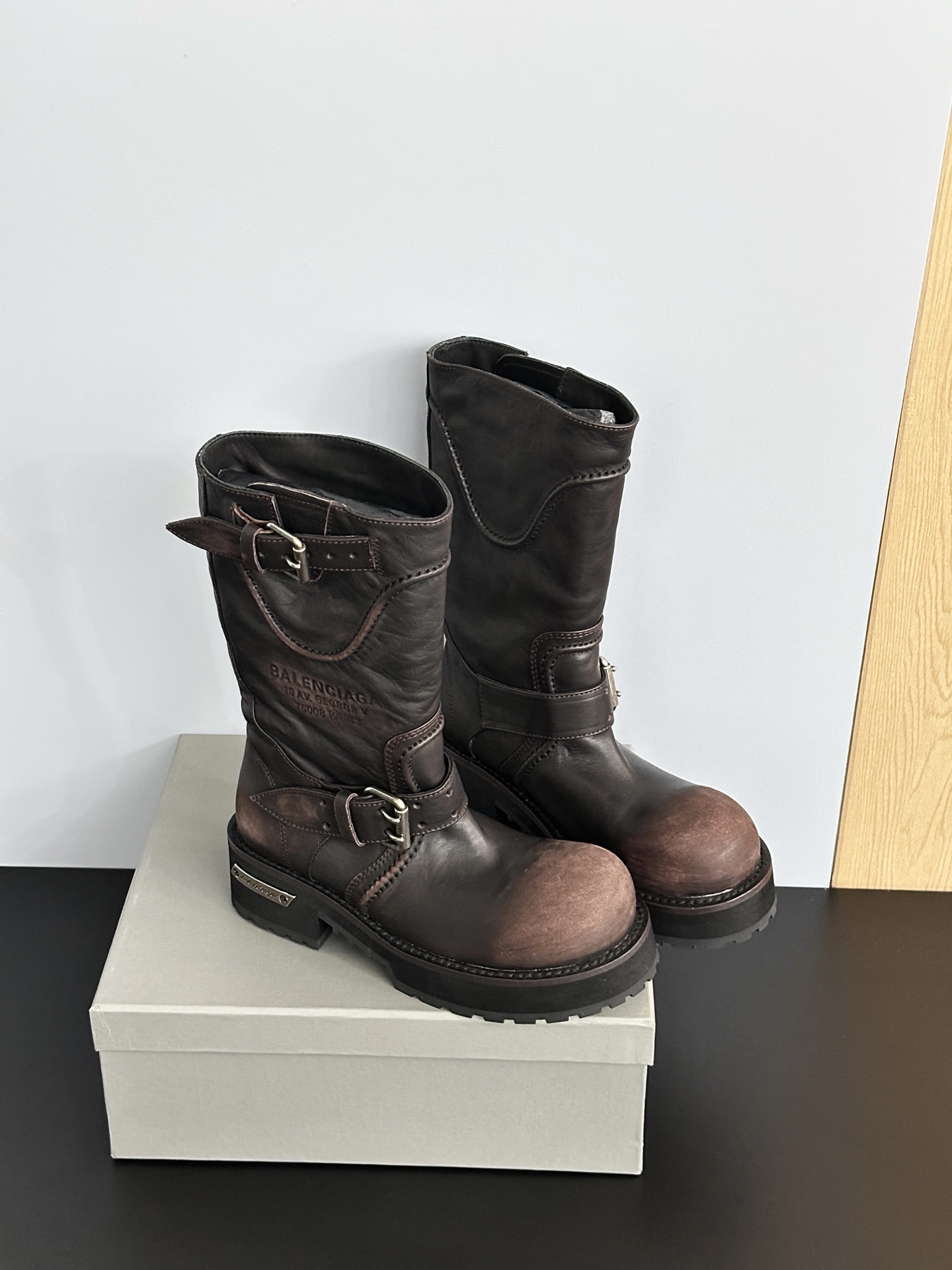 NO:414510,Men's Balenciaga 25 autumn and winter Venom boots~ Belt + aging metal parts + aging logo logo, the design reduces exaggerated elements, and uses appropriate proportions and craftsmanship to greatly increase the daily attributes of fashion, low-key personality display. Upper material is original cowhide leather, shoe material is cowhide, sole material is original open mold rubber sole, shoe size is selected for women 35-39 (40.41 custom-made without return and exchange) men's 40-45 (45 custom-made without return and exchange), boots, balenciaga, boots, cowhide19860909男款 巴黎世家25秋冬Venom靴子～ 皮带+老化金属件+做旧徽标logo,设计都减少了夸张的元素,用适当的比例和工艺手法,大大增加了时装的日常属性,低调的个性展现 鞋面材质原版牛皮 鞋里材质牛皮 鞋底材质原版开模橡胶大底 鞋码选购女35-39（40.41定制不退换）男款40-45（45定做不退换）,靴子,balenciaga,boots,cowhide,Women's Shoes