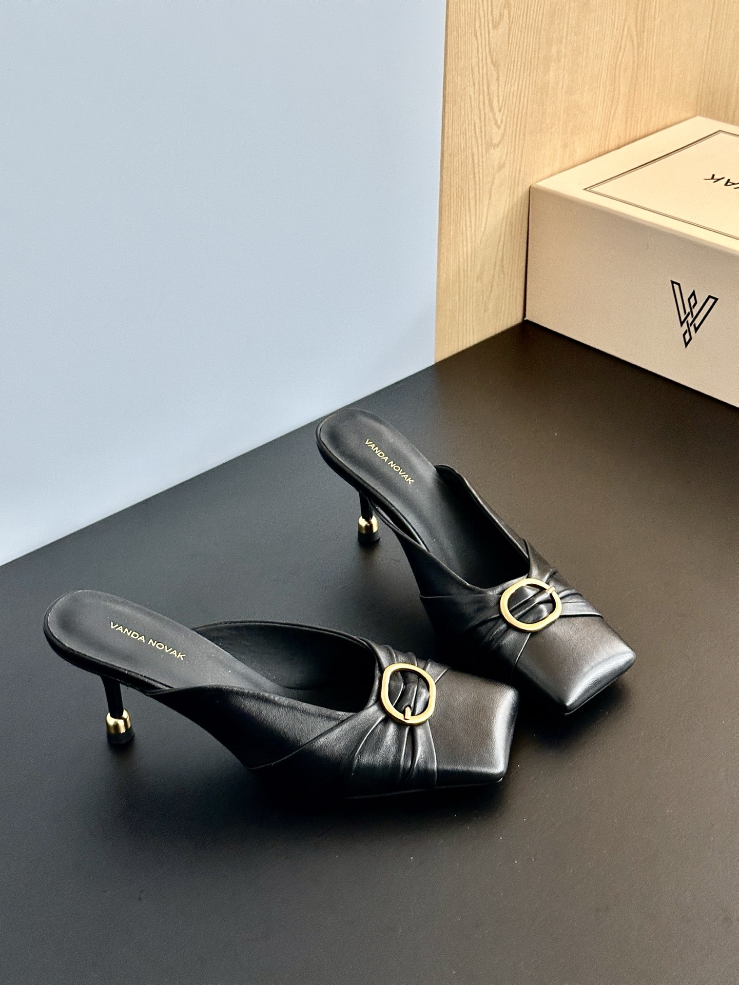 Italian Brand VANDA NOVAK Shoe Series Inspection and Distribution Overview