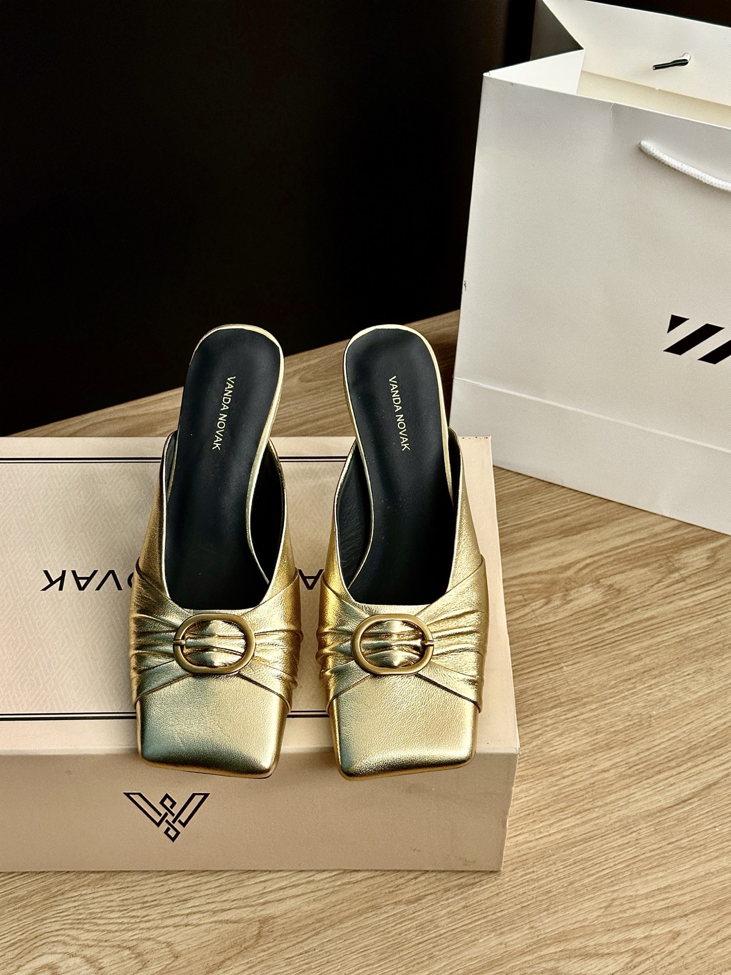 Italian Brand VANDA NOVAK Shoe Series: High-Sense Style for Overseas Fashionistas - 图片 2