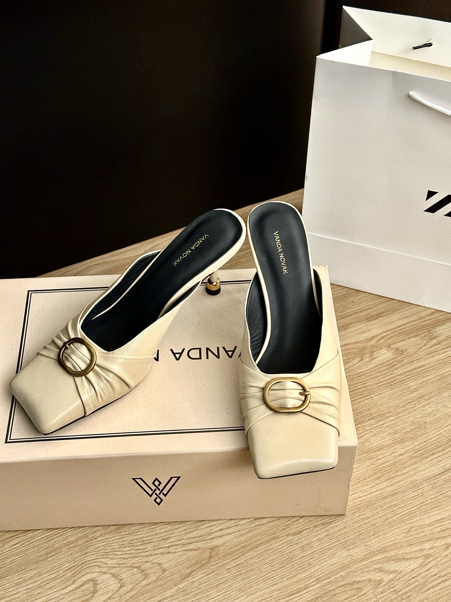 Italian Brand VANDA NOVAK High-Sense Shoe Series with Sheepskin Material - 图片 3