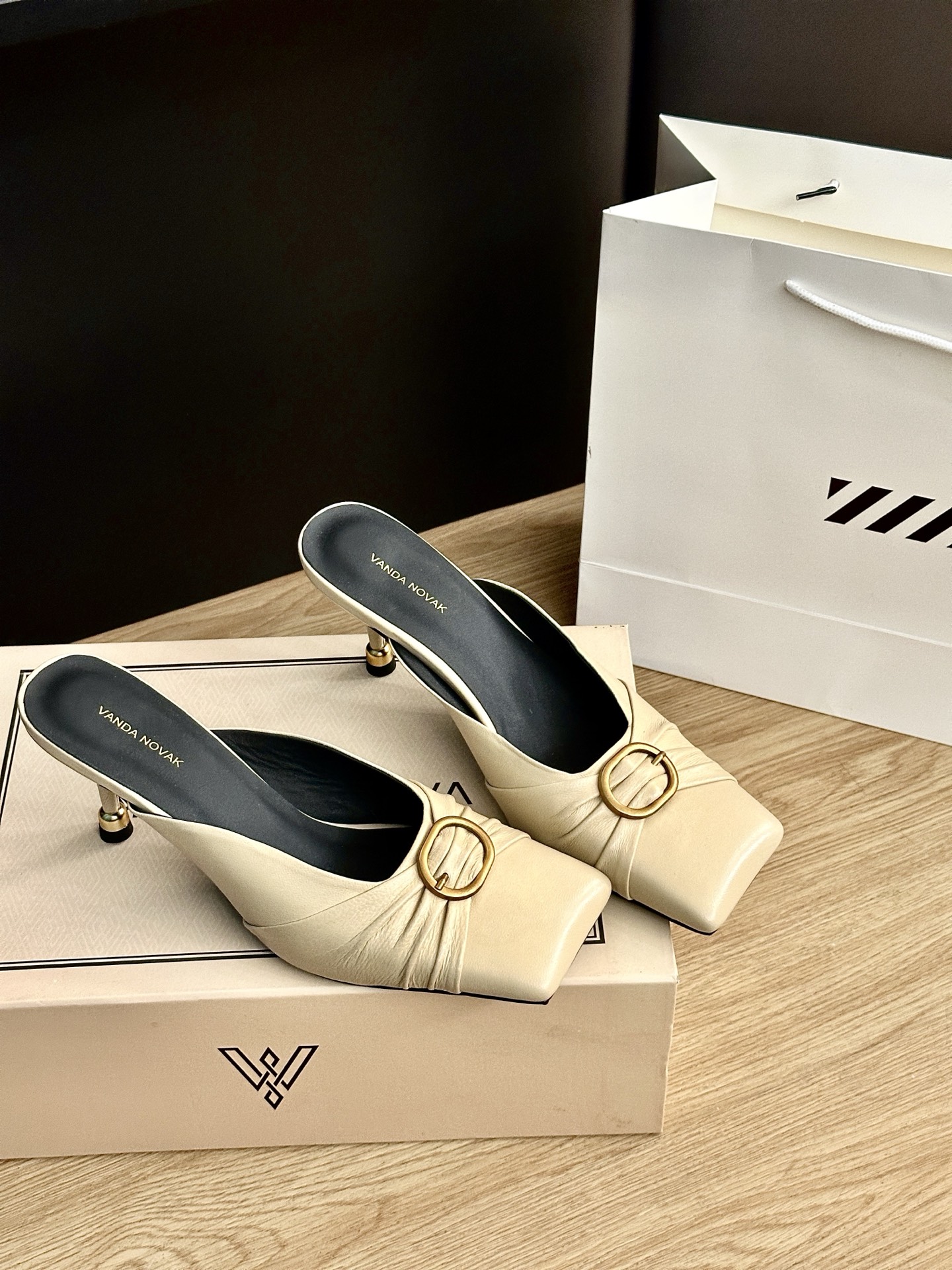 Italian Brand VANDA NOVAK High-Sense Shoe Series with Sheepskin Material - 图片 4