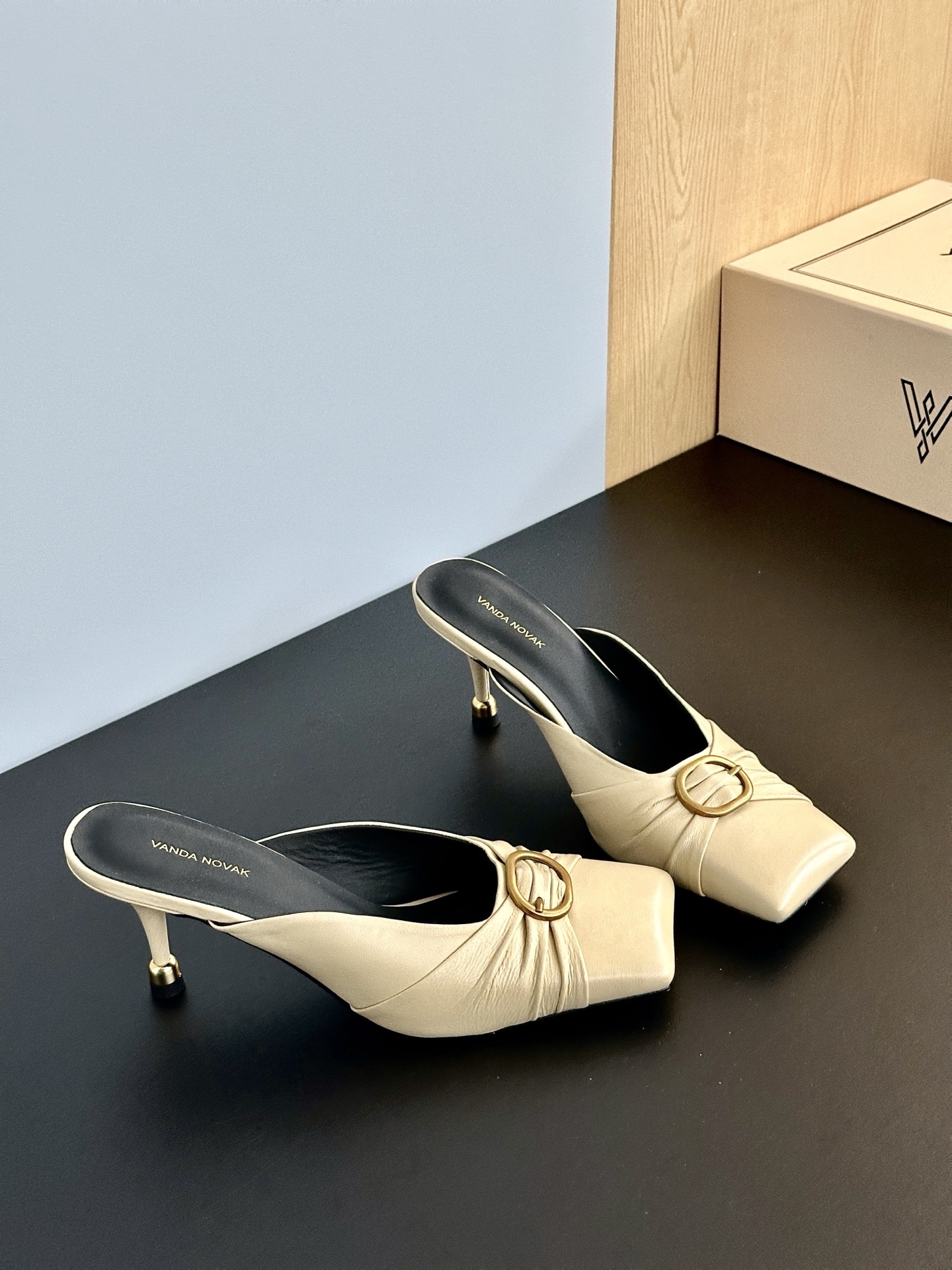 Italian Brand VANDA NOVAK High-Sense Shoe Series with Sheepskin Material