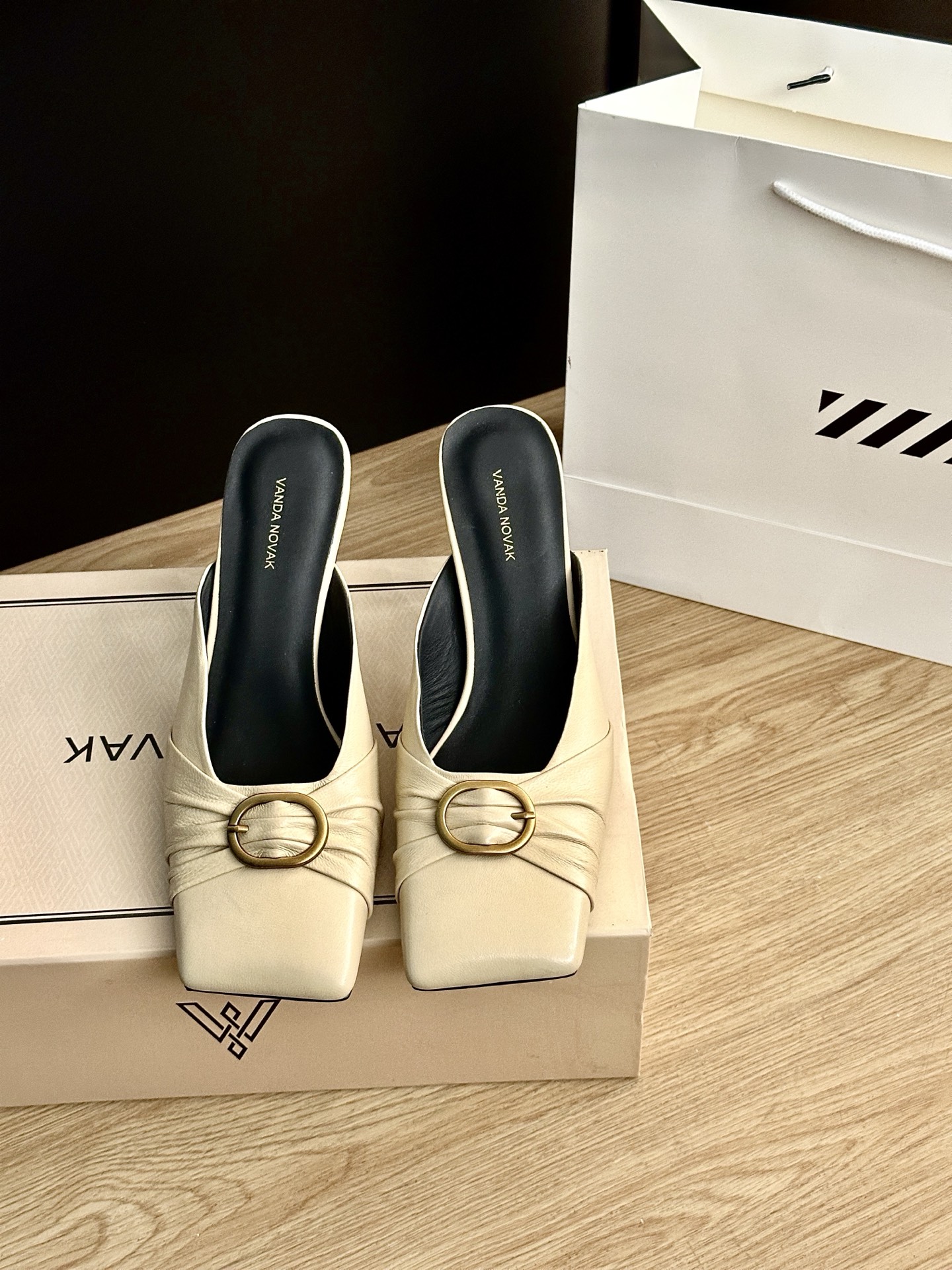 Italian Brand VANDA NOVAK High-Sense Shoe Series with Sheepskin Material - 图片 2