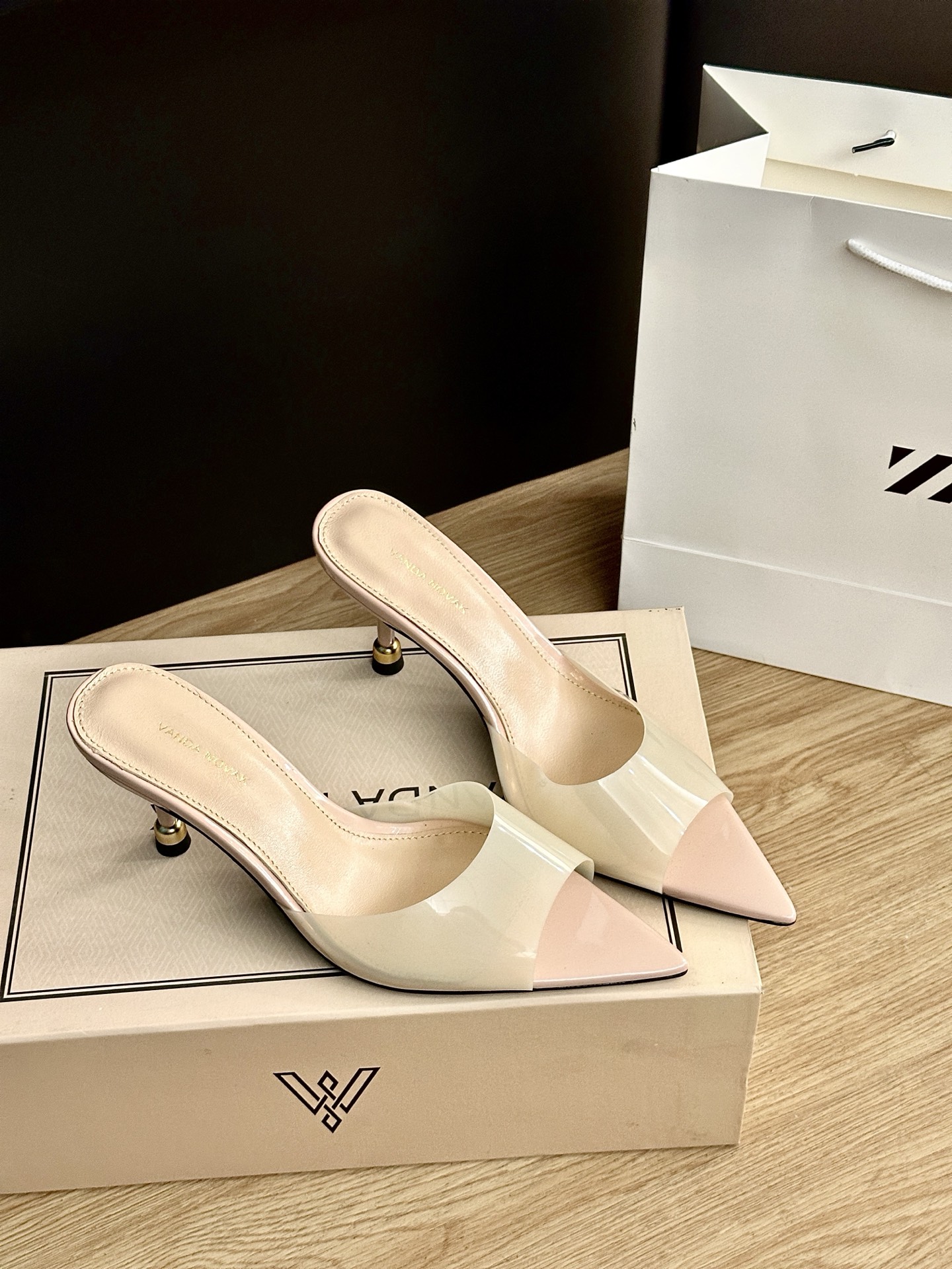 Italian Brand VANDA NOVAK: High-Sense Shoe Series with Unique Design - 图片 4