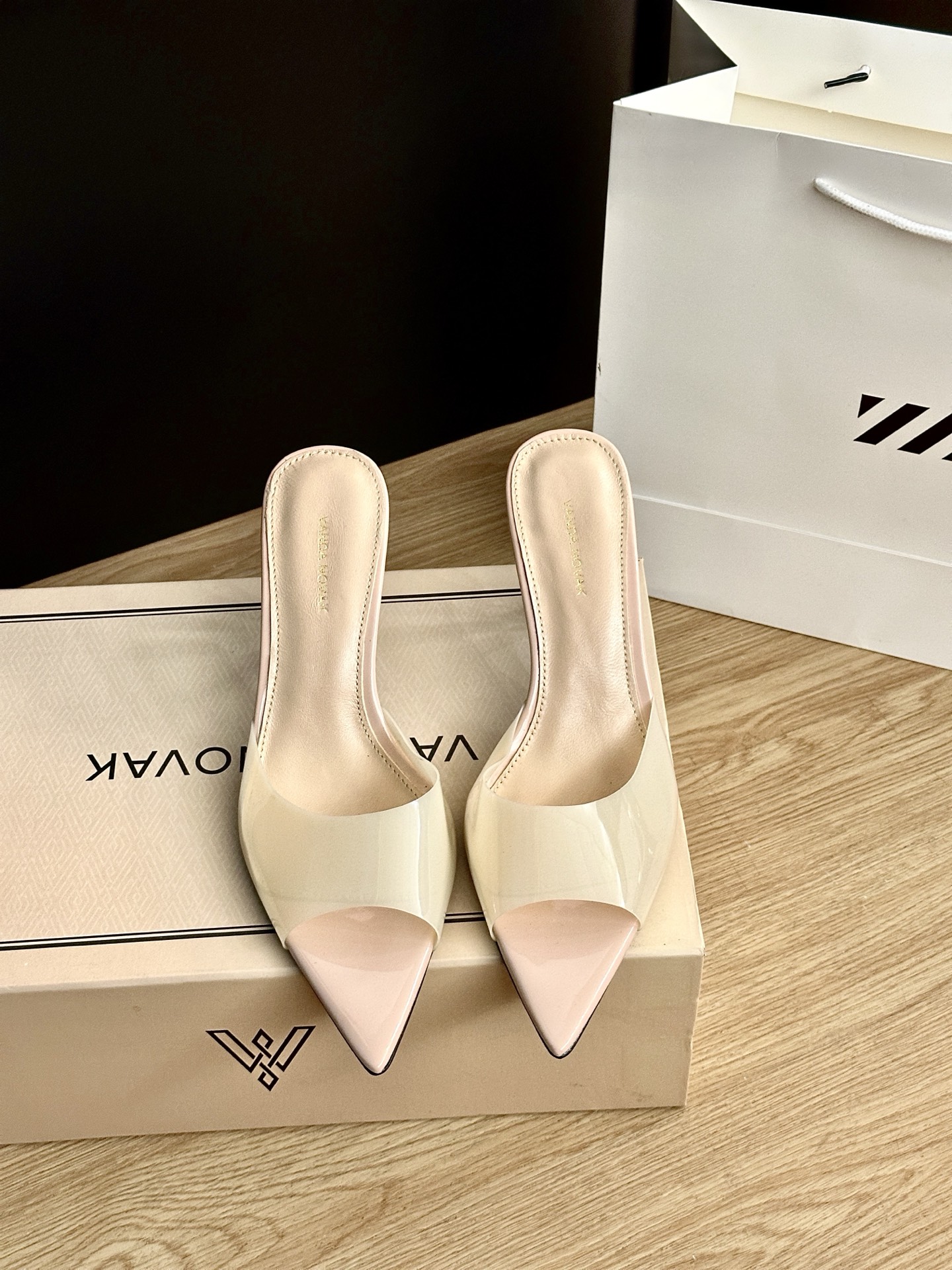 Italian Brand VANDA NOVAK: High-Sense Shoe Series with Unique Design - 图片 2