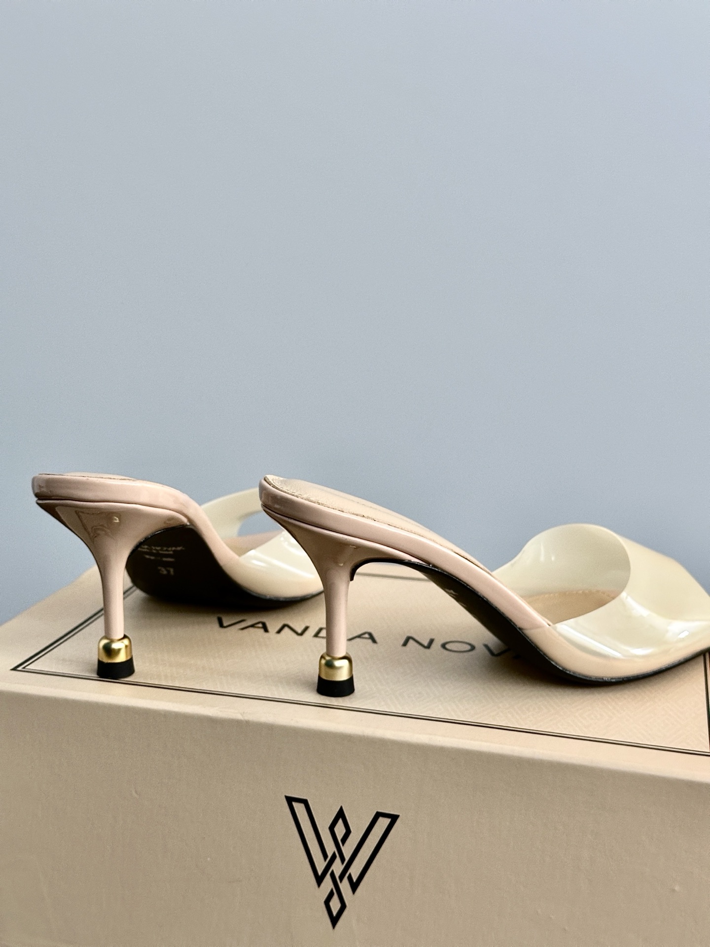 Italian Brand VANDA NOVAK: High-Sense Shoe Series with Unique Design - 图片 8