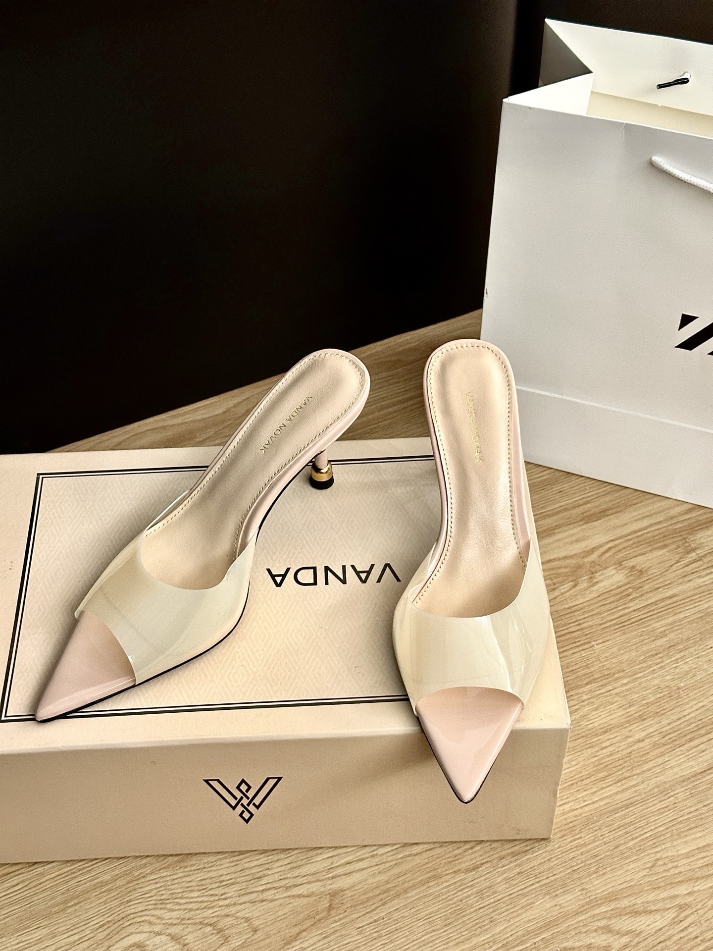 Italian Brand VANDA NOVAK: High-Sense Shoe Series with Unique Design - 图片 3