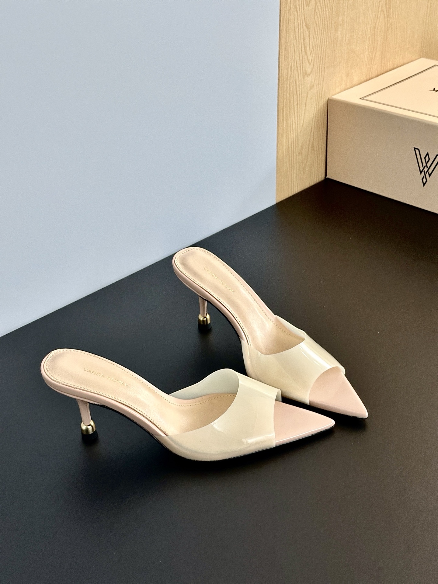 Italian Brand VANDA NOVAK: High-Sense Shoe Series with Unique Design