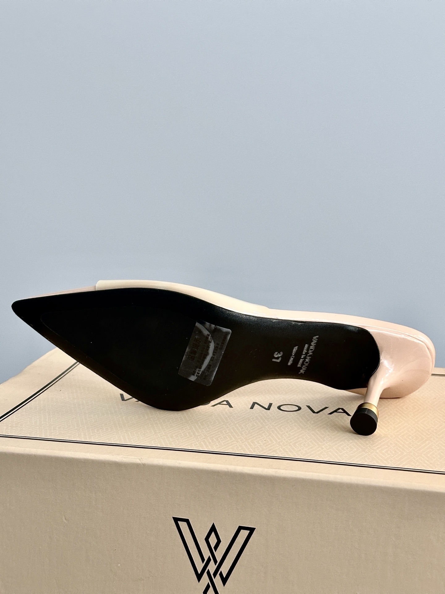 Italian Brand VANDA NOVAK: High-Sense Shoe Series with Unique Design - 图片 9