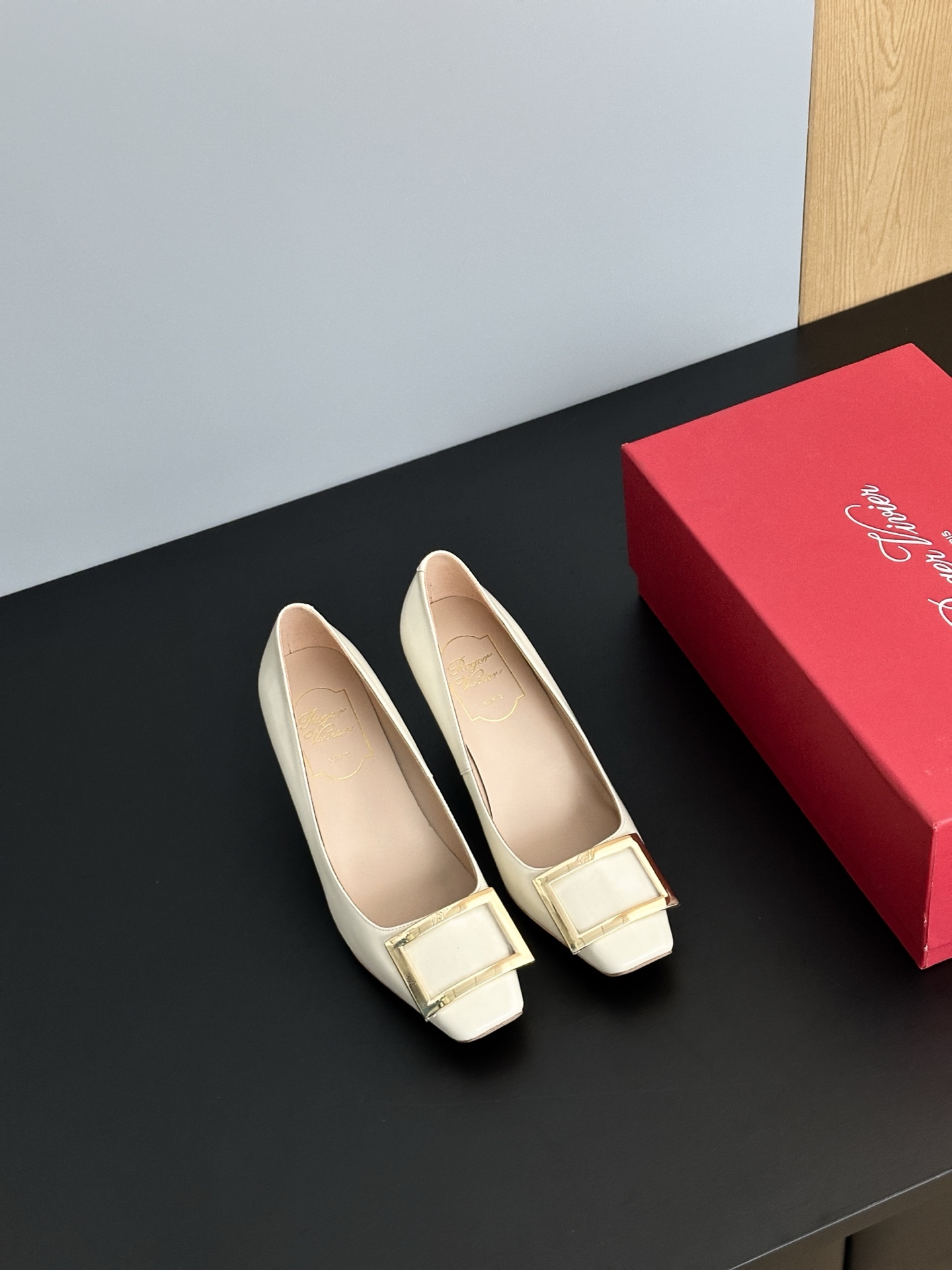 NO:422480,[High-up version] *The original development comparison counter of classic square buckle high heels. The square head design and thick heels make the feet look super beautiful. The square buckle finishes the touch, instantly improving the overall texture!  Every step you wear on it makes you feel at the forefront of fashion. Whether it is paired with jeans or small skirts, you can easily control it, versatile and fashionable!  Upper material is ox patent leather Insole material is sheepskin Sole material is original leather outsole [4.5CM 7CM] Shoe size is 35-40 (34.40.41.42 customized without return or exchange), single shoes, high heels, skirts, jeans, sheepskin, Leather soles19860909【高版本】*经典方扣高跟鞋原版开发对比专柜 方头设计加上粗跟,巨显得脚型超级好看,方扣点睛之笔,瞬间提升整体质感！穿上它的每一步都有种走在时尚前沿的感觉.无论是搭配牛仔裤还是小裙子,都能轻松驾驭,百搭又时尚！ 鞋面材质牛漆皮 鞋垫材质羊皮 鞋底材质原版真皮大底【4.5CM 7CM】 鞋码选购35-40（34.40.41.42定制不退换）,单鞋,high heels,skirts,jeans,sheepskin,Leather soles,Women's Shoes