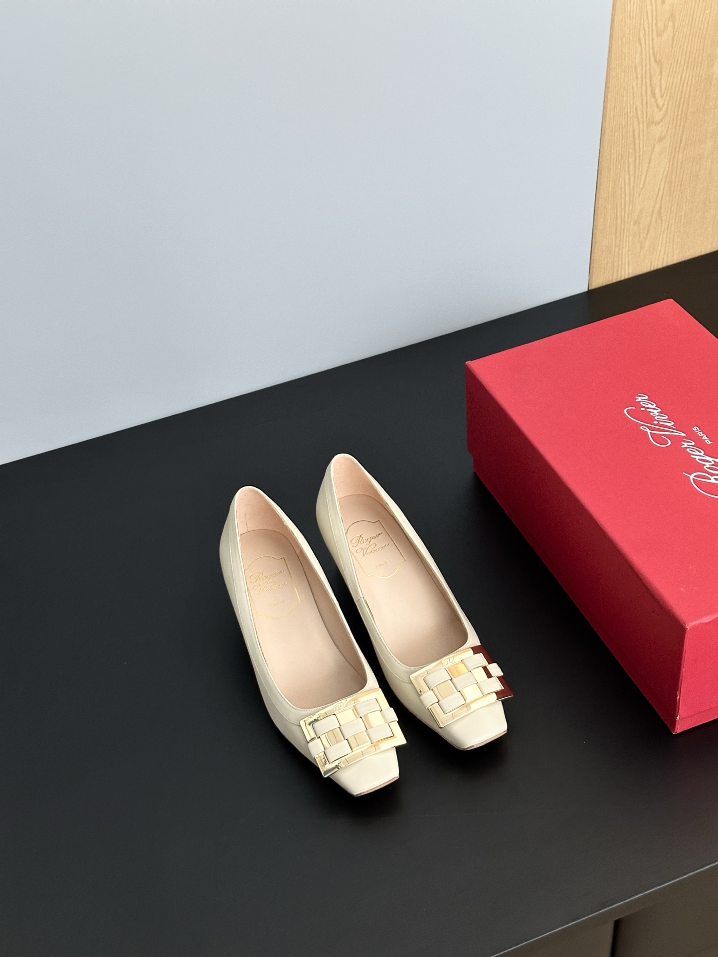 NO:422427,*The original development comparison counter of classic square buckle high heels. The square head design and thick heels make the feet look super beautiful. The square buckle finishes the touch, instantly improving the overall texture!  Every step you wear on it makes you feel at the forefront of fashion. Whether it is paired with jeans or small skirts, you can easily control it, versatile and fashionable!  Upper material calf leather Shoe buckle material square pull-bar insole material sheepskin Sole material original leather outsole [4.5CM 7CM] Shoe size purchase 35-39 (34.40.41.42 custom-made without return or exchange), single shoes, high heels, skirts, jeans, cowhide, sheepskin, Leather soles19860909*经典方扣高跟鞋原版开发对比专柜 方头设计加上粗跟,巨显得脚型超级好看,方扣点睛之笔,瞬间提升整体质感！穿上它的每一步都有种走在时尚前沿的感觉.无论是搭配牛仔裤还是小裙子,都能轻松驾驭,百搭又时尚！ 鞋面材质小牛皮 鞋扣材质方形抽条扣 鞋垫材质羊皮 鞋底材质原版真皮大底【4.5CM 7CM】 鞋码选购35-39（34.40.41.42定制不退换）,单鞋,high heels,skirts,jeans,cowhide,sheepskin,Leather soles,Women's Shoes