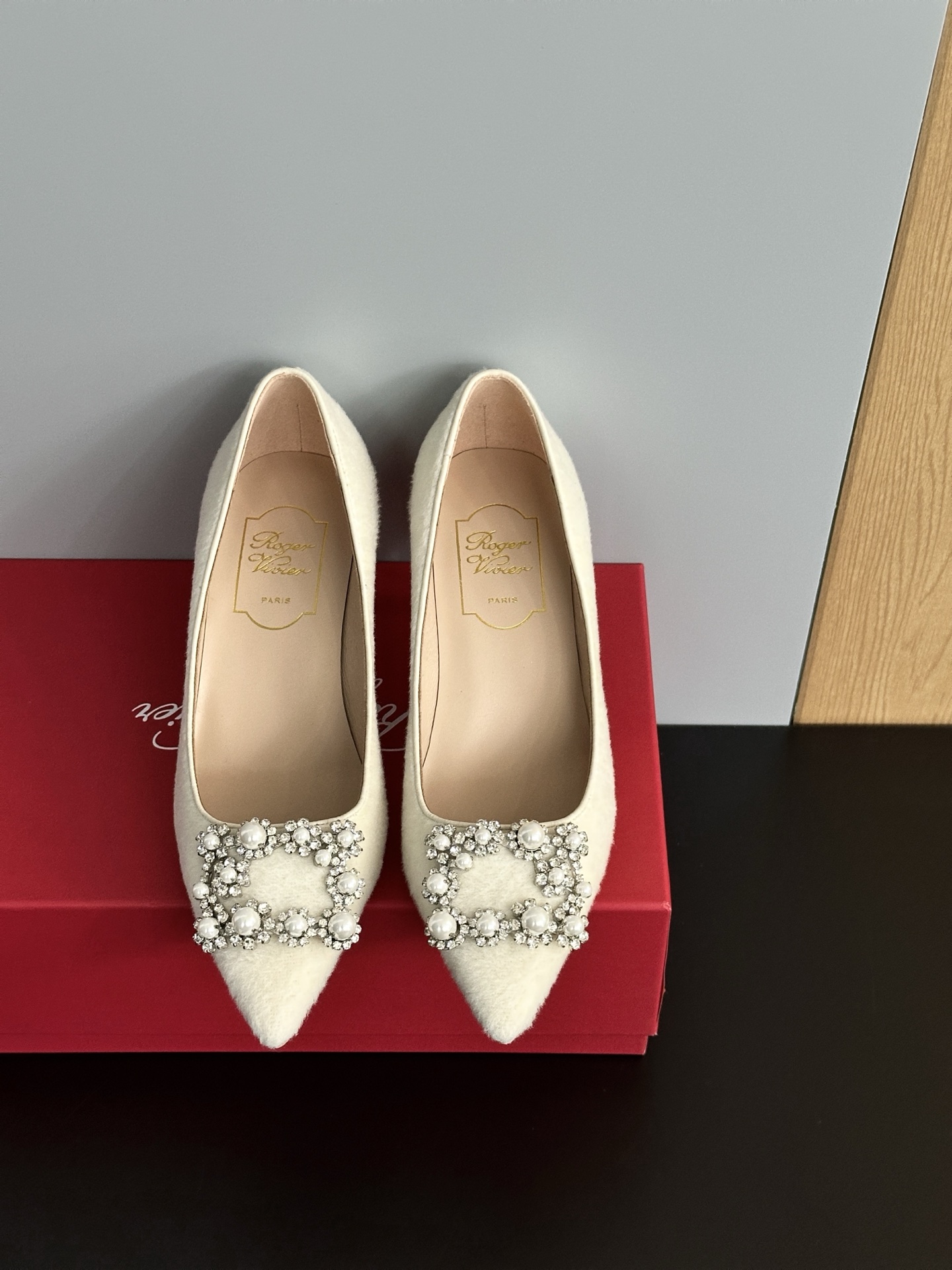 NO:422452,*French diamond buckle shoes original development comparison counter This French diamond buckle shoes can definitely meet your needs!  The new Chinese style design combines satin and pearl elements, which not only makes you look slim but also conforms to the current popular aesthetic. When you wear it, whether it is matched with a skirt or a pants, you can show your sense of high-end and atmosphere. The embellishment of rhinestones makes this shoe shine in any light, and is definitely the focus of parties and important occasions. Choose this shoe to make you feel confident and charming every step!  Upper material imported from Korea, silk and velvet, shoe diamond material, Swarovski diamond, insole material, sheepskin, sole material, original leather outsole [6.5CM] Shoe size purchase 35-40 (34.40.41.42 customization, no return or exchange), single shoes, swarovski, skirts, sheepskin, real silk, Leather soles19860909*法式钻扣鞋原版开发对比专柜 这款法式钻扣鞋绝对能满足你的需求！新中式的设计融合了缎面和珍珠元素,不仅显瘦还超级符合当下流行的审美.穿上它,无论是搭配裙子还是裤子,都能展现出你的高级感和氛围感.水钻的点缀让这款鞋在任何光线下都闪耀夺目,绝对是派对和重要场合的焦点.选择这款鞋,让你每一步都充满自信和魅力！ 鞋面材质韩国进口真丝、天鹅绒 鞋钻材质施华洛世奇钻 鞋垫材质羊皮 鞋底材质原版真皮大底【6.5CM】 鞋码选购35-40（34.40.41.42定制不退换）,单鞋,swarovski,skirts,sheepskin,real silk,Leather soles,Women's Shoes