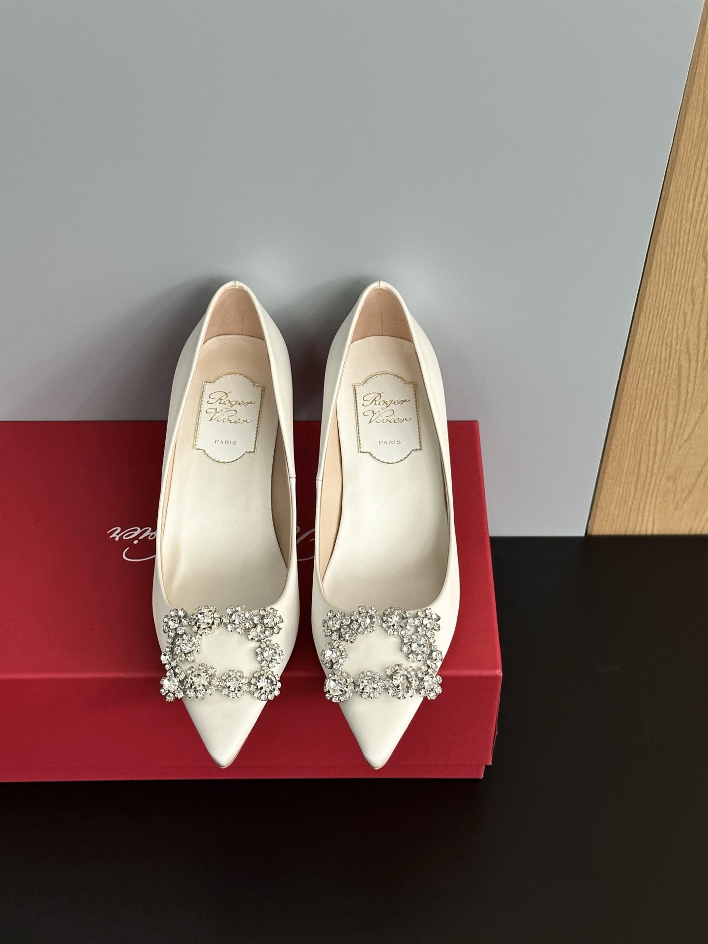 NO:422436,*French diamond buckle shoes original development comparison counter This French diamond buckle shoes can definitely meet your needs!  The new Chinese style design combines satin and pearl elements, which not only makes you look slim but also conforms to the current popular aesthetic. When you wear it, whether it is matched with a skirt or a pants, you can show your sense of high-end and atmosphere. The embellishment of rhinestones makes this shoe shine in any light, and is definitely the focus of parties and important occasions. Choose this shoe to make you feel confident and charming every step!  Upper material imported from Korea, silk and velvet, shoe diamond material, Swarovski diamond, insole material, sheepskin, sole material, original leather outsole [6.5CM] Shoe size purchase 35-40 (34.40.41.42 customization, no return or exchange), single shoes, swarovski, skirts, sheepskin, real silk, Leather soles19860909*法式钻扣鞋原版开发对比专柜 这款法式钻扣鞋绝对能满足你的需求！新中式的设计融合了缎面和珍珠元素,不仅显瘦还超级符合当下流行的审美.穿上它,无论是搭配裙子还是裤子,都能展现出你的高级感和氛围感.水钻的点缀让这款鞋在任何光线下都闪耀夺目,绝对是派对和重要场合的焦点.选择这款鞋,让你每一步都充满自信和魅力！ 鞋面材质韩国进口真丝、天鹅绒 鞋钻材质施华洛世奇钻 鞋垫材质羊皮 鞋底材质原版真皮大底【6.5CM】 鞋码选购35-40（34.40.41.42定制不退换）,单鞋,swarovski,skirts,sheepskin,real silk,Leather soles,Women's Shoes