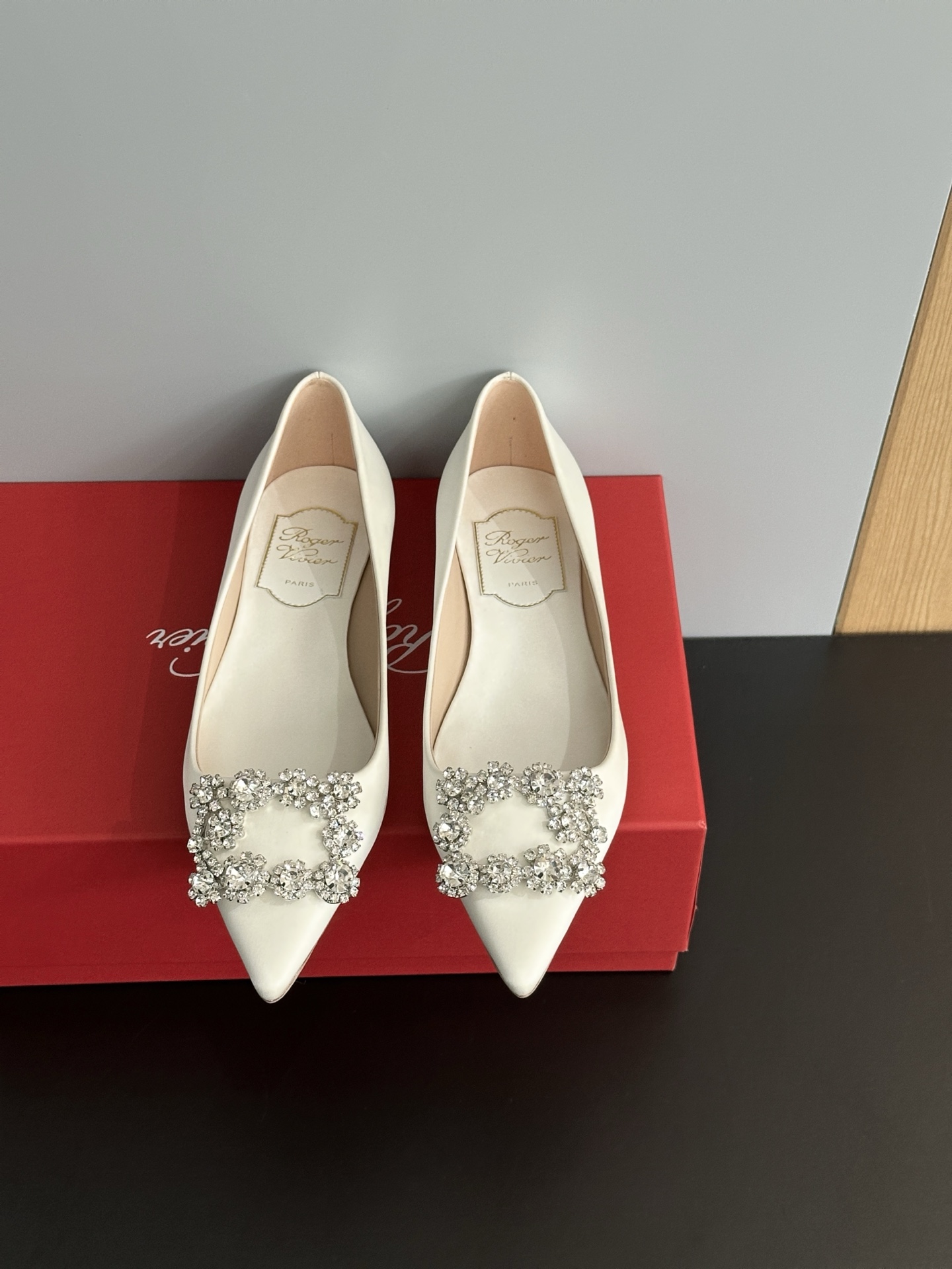 NO:422445,*French diamond buckle shoes original development comparison counter This French diamond buckle shoes can definitely meet your needs!  The new Chinese style design combines satin and pearl elements, which not only makes you look slim but also conforms to the current popular aesthetic. When you wear it, whether it is matched with a skirt or a pants, you can show your sense of high-end and atmosphere. The embellishment of rhinestones makes this shoe shine in any light, and is definitely the focus of parties and important occasions. Choose this shoe to make you feel confident and charming every step!  Upper material imported from Korea silk and velvet shoe diamond material Swarovski diamond insole material sheepskin sole material original leather outsole shoe size purchase 35-40 (34.40.41.42 customization without return or exchange), single shoes, swarovski, skirts, sheepskin, real silk, Leather soles19860909*法式钻扣鞋原版开发对比专柜 这款法式钻扣鞋绝对能满足你的需求！新中式的设计融合了缎面和珍珠元素,不仅显瘦还超级符合当下流行的审美.穿上它,无论是搭配裙子还是裤子,都能展现出你的高级感和氛围感.水钻的点缀让这款鞋在任何光线下都闪耀夺目,绝对是派对和重要场合的焦点.选择这款鞋,让你每一步都充满自信和魅力！ 鞋面材质韩国进口真丝、天鹅绒 鞋钻材质施华洛世奇钻 鞋垫材质羊皮 鞋底材质原版真皮大底 鞋码选购35-40（34.40.41.42定制不退换）,单鞋,swarovski,skirts,sheepskin,real silk,Leather soles,Women's Shoes