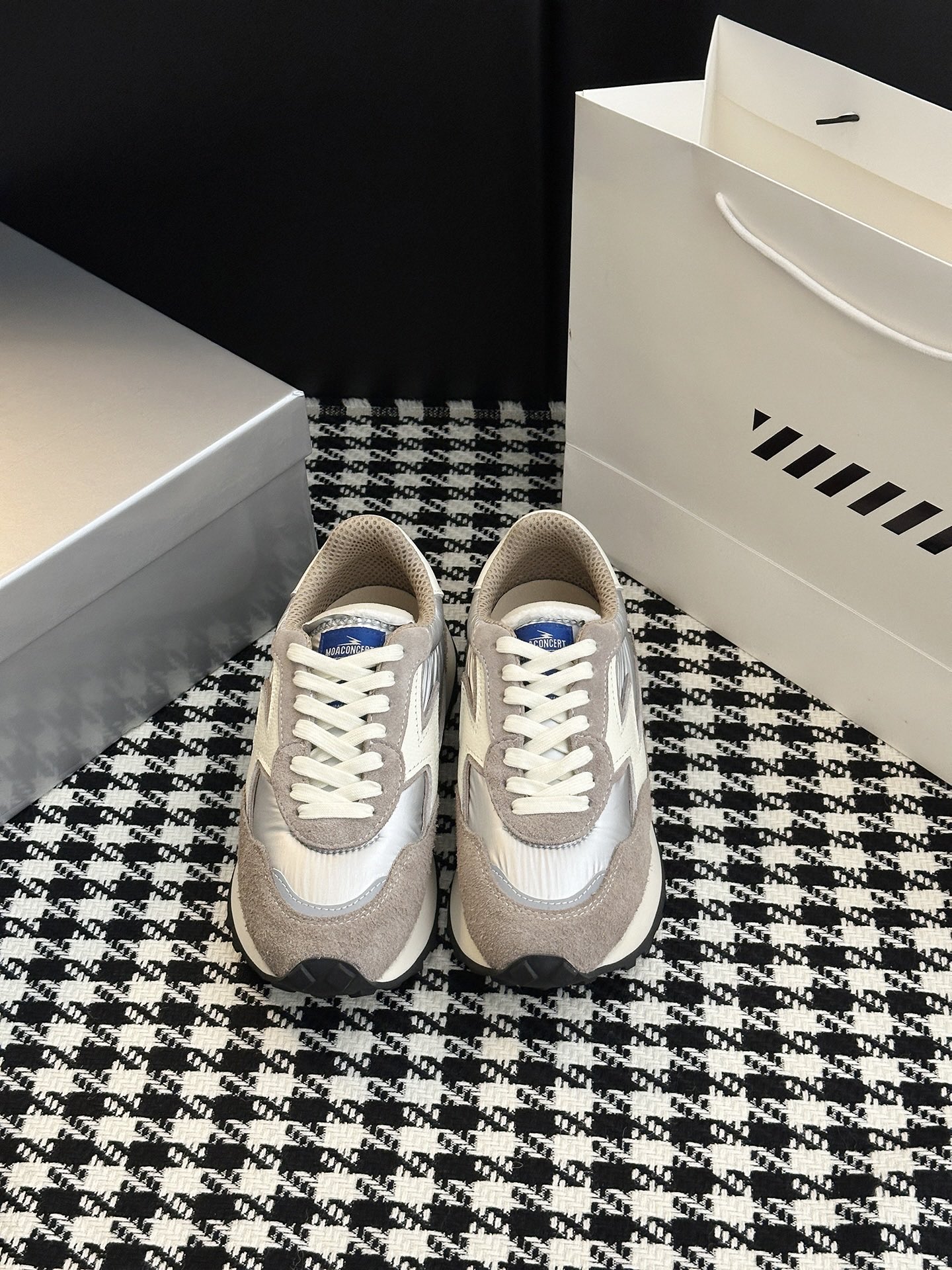 NO:442918,Italian niche brands, casual jogging series, niche treasure shoes, retro dressing style, and there is almost no probability of hitting shoes!  Upper mercerized beef reverse velvet + imported tarp cloth, inner foot pad breathable casual mesh gauze, high elastic and wear-resistant velvet + exclusive molded Y-version rubber outsole, size 36-40, male 39-44 (female 40, male 44 customized, non-return and exchange), casual shoes/sports, sneakers19860909意大利小众品牌,休闲慢跑系列 ,小众宝藏鞋子,复古穿搭风格 撞鞋概率几乎没有！ 鞋面丝光牛反绒+进口防水布 内里垫脚透气休闲网纱布 大底高弹耐磨绒+独家开模Y版橡胶大底 码数女36-40 男39-44（女40男44定制不退换）,休闲鞋/运动鞋,sneakers,Women's Shoes