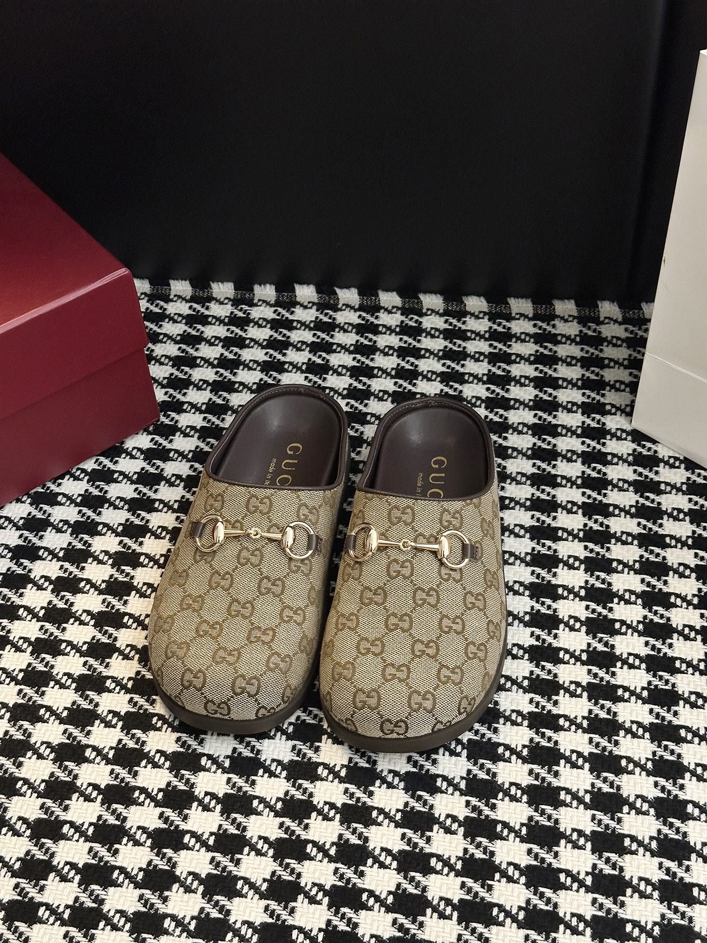 NO:482332,Thick-soled Boken shoes!  As an outstanding representative of design inheritance, loafers vividly demonstrate classic elegance. This shoe uses brand logo letter pattern to create a timeless classic. This shoe is soft, with exquisite and smooth corridor shape, showing daily elegance. Upper material: original fabric. Shoe material: PU height-enhancing insole. Sole material: original molded rubber sole. Shoe size purchase: women's model 35-42, semi-torque, loaders.19860909厚底博肯鞋！ 作为设计传承的杰出代表,乐福鞋生动彰显经典优雅格调.这款鞋履采用品牌标志信字母图案成就隽永经典这款鞋材质柔软,廊形精致流畅,彰显日常优雅风范 鞋面材质:原版布料 鞋里材质:PU内增高鞋垫 鞋底材质:原版开模橡胶大底 鞋码选购:女款35-42,半拖,loafers,Women's Shoes