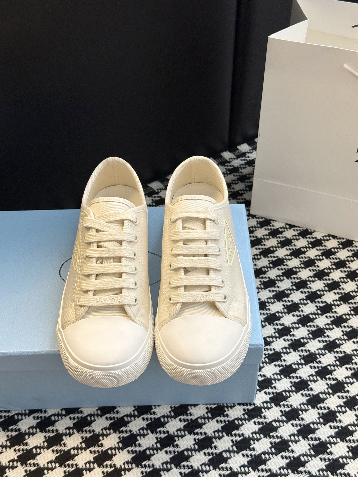 NO:482318,Can be matched with various casual looks!  The one that can be matched for a long time is casual shoes!  Prada sports shoes continue the long-lasting outline and are a new classic item, carefully crafted to enhance the style. The style is light and matched with the 'Prad*' logo all seasons. It can be matched with various casual styles. In an era when various styles are full of eyes, the one that can be best accompanied and matched for a long time is casual. The upper material is original canvas, inner material, none, large sole material, original open mold lightweight raw glue outsole, optional size 35-40 (40 custom made, no return or exchange), casual shoes/sports, prada, prada, sneakers19860909可与各式休闲造型搭配！最能长久陪伴搭配的当属休闲鞋！普拉达运动鞋延续经久不衰的轮廓,是新款经典单品,精心制作, 提升格调.款式轻盈,搭配“Prad*”标志四季皆宜,可与各式休闲造型搭配,在各种风格充斥眼球的时代,最能长久陪伴搭配的 一点一点俘获人心的当属休闲. 鞋面材质原版帆布 内里材质无 大底材质原版开模轻型生胶大底 可选码数女35-40（40定做不退换）,休闲鞋/运动鞋,prada,prada,sneakers,Women's Shoes