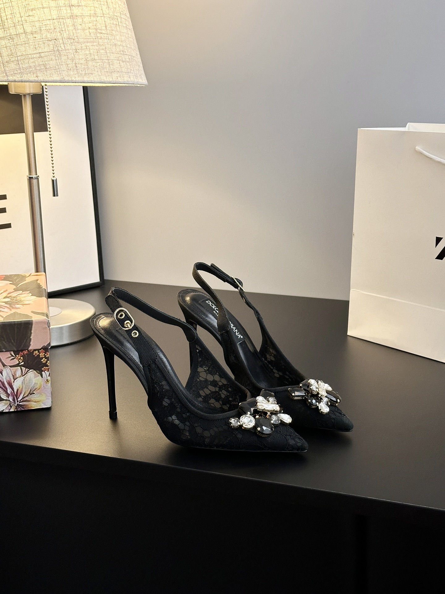 Romantic Sicilian Ambitions: Dolce & Gabbana Lace Shoes Collection - 图片 5