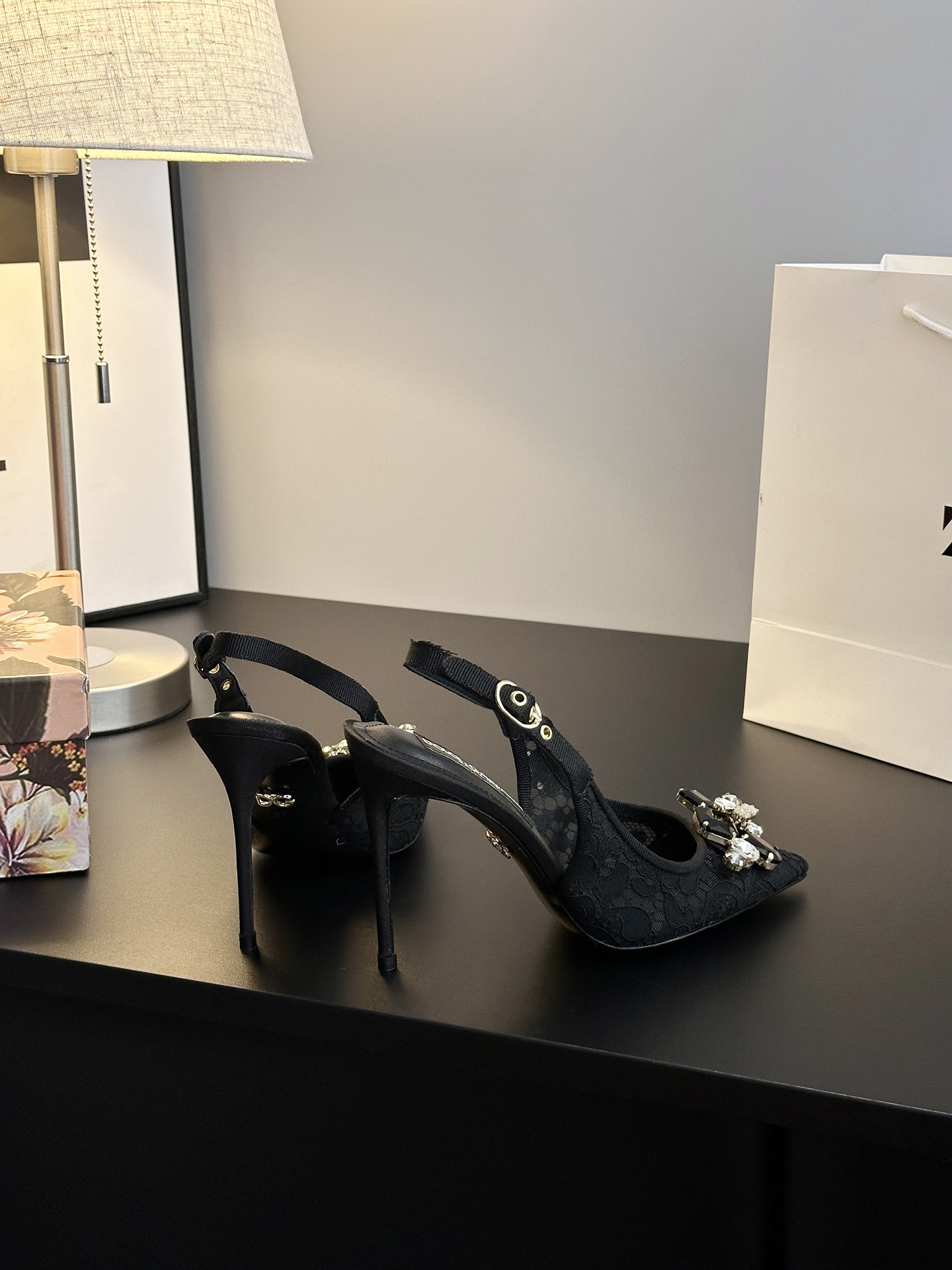 Romantic Sicilian Ambitions: Dolce & Gabbana Lace Shoes Collection - 图片 6