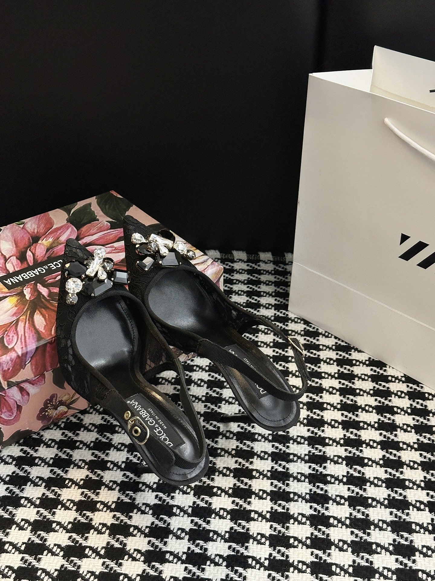 Romantic Sicilian Ambitions: Dolce & Gabbana Lace Shoes Collection - 图片 4