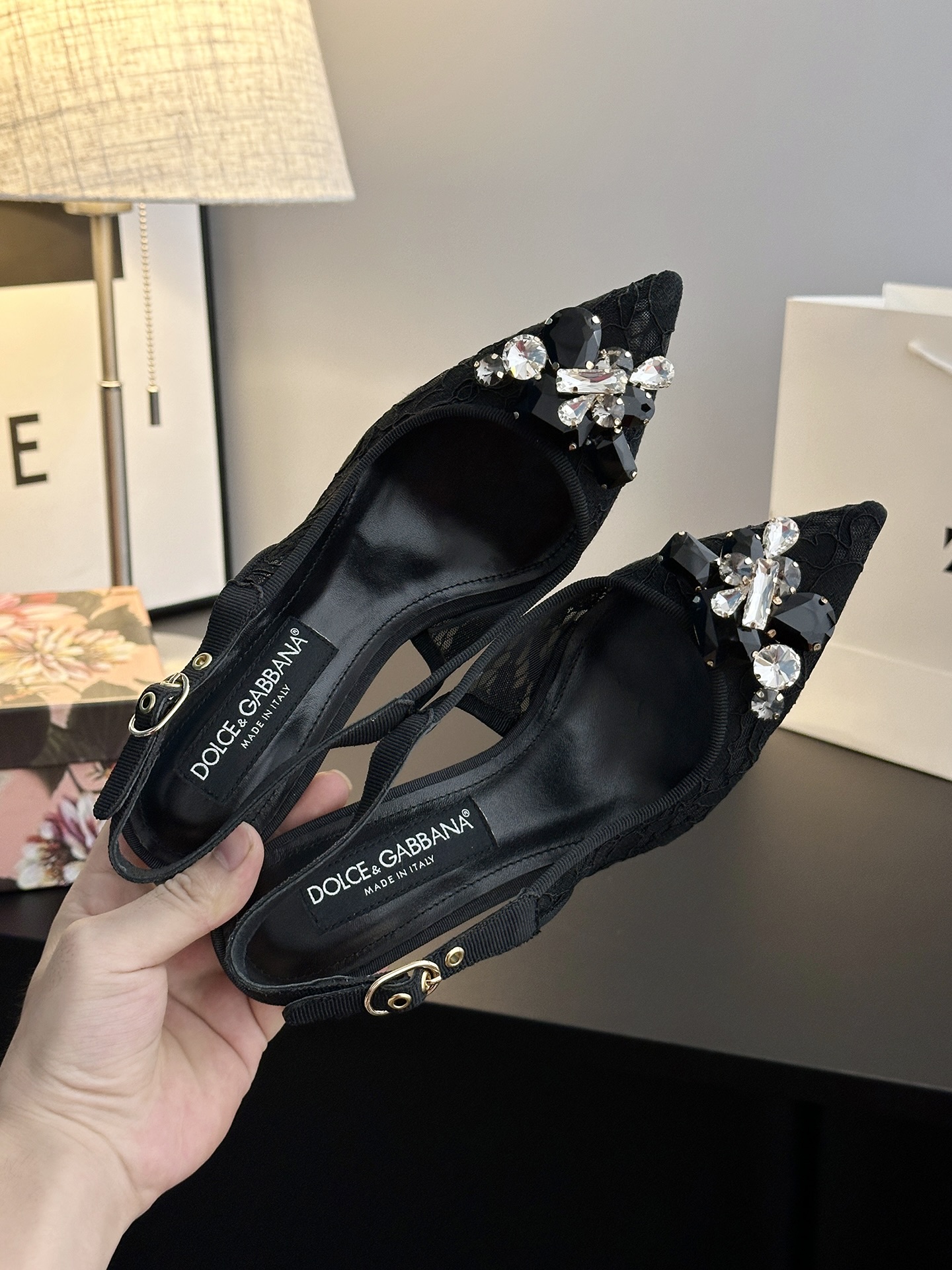 Romantic Sicilian Ambitions: Dolce & Gabbana Lace Shoes Collection - 图片 7