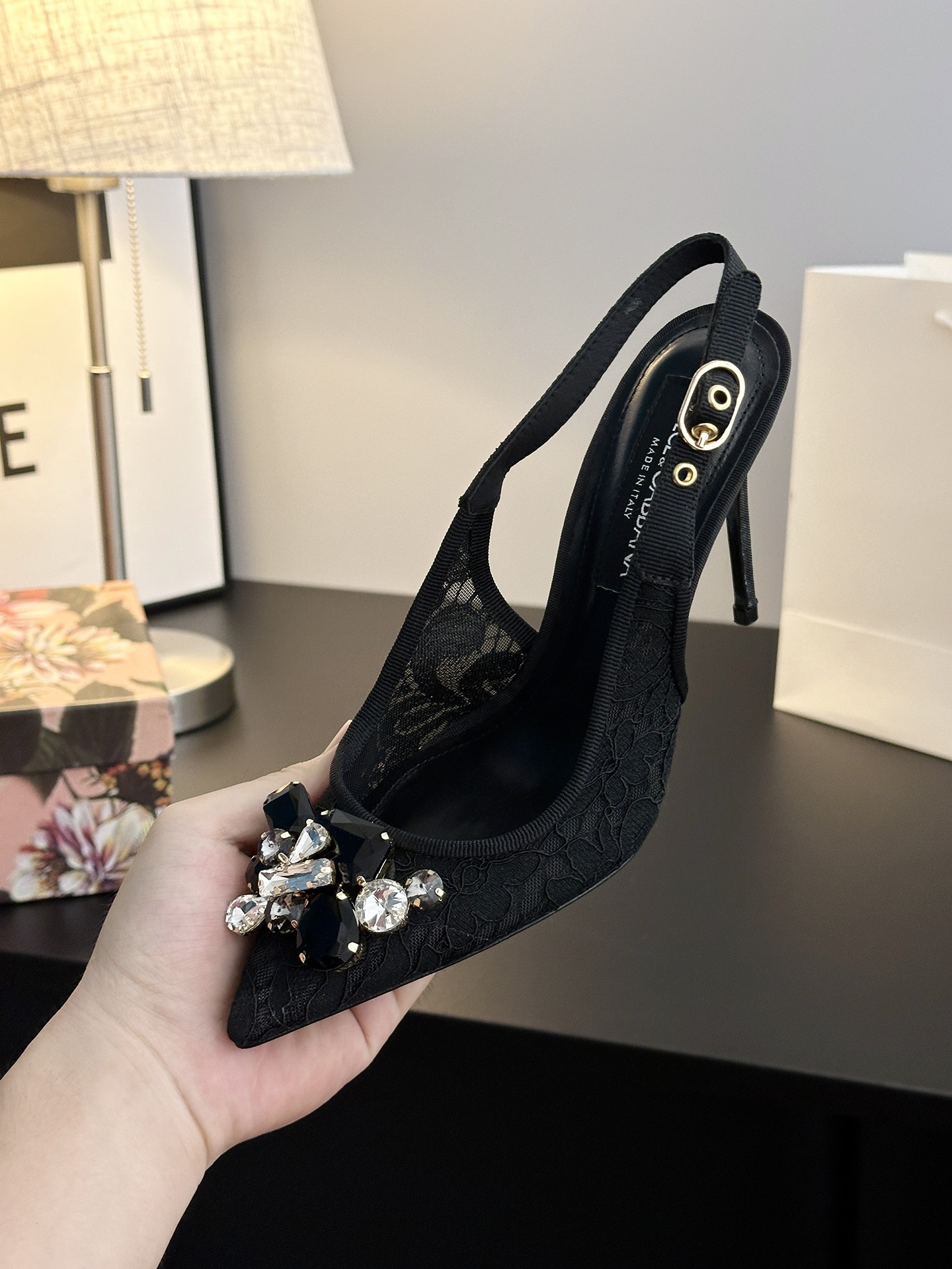 Romantic Sicilian Ambitions: Dolce & Gabbana Lace Shoes Collection - 图片 8