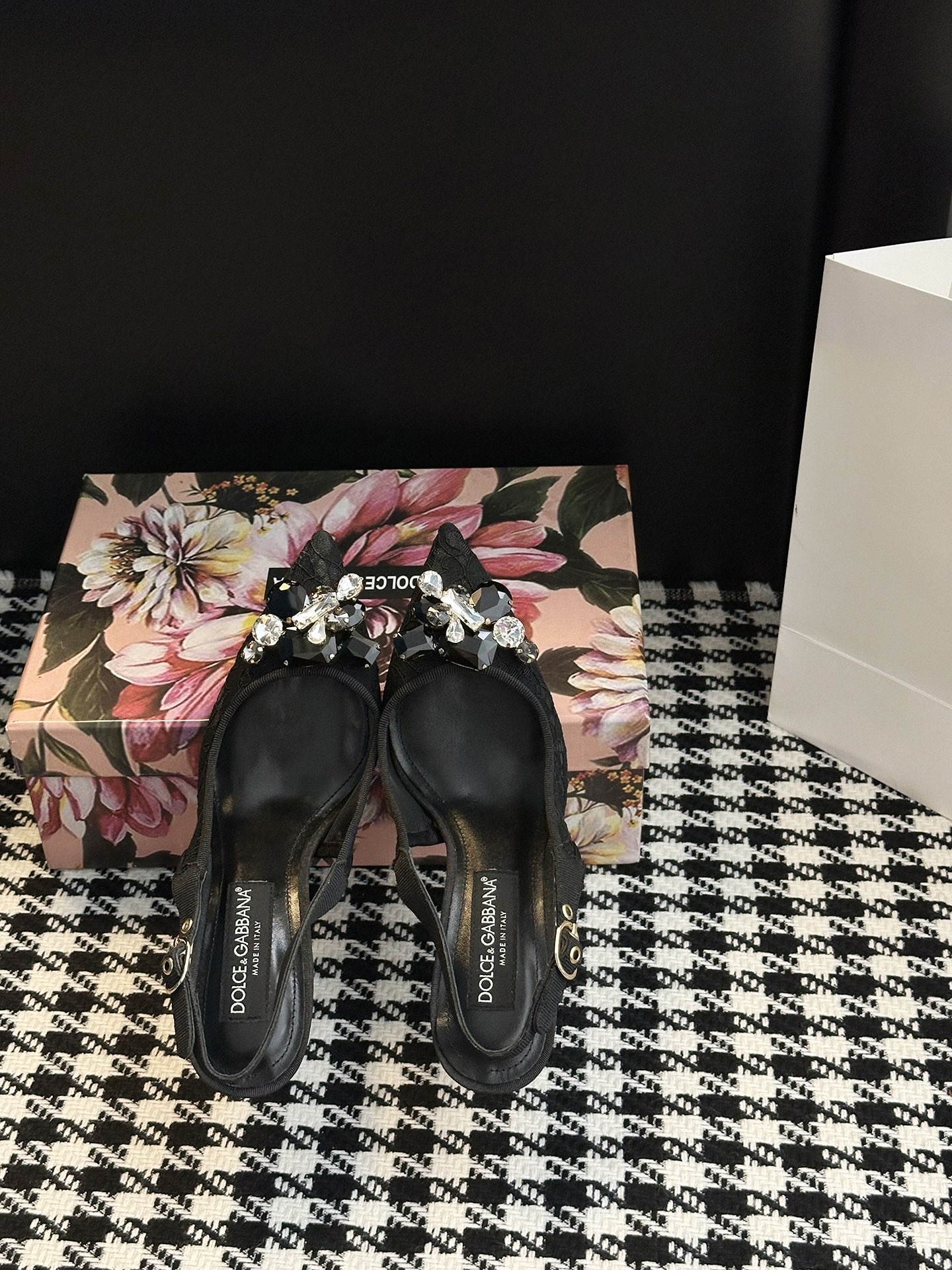 Romantic Sicilian Ambitions: Dolce & Gabbana Lace Shoes Collection - 图片 3